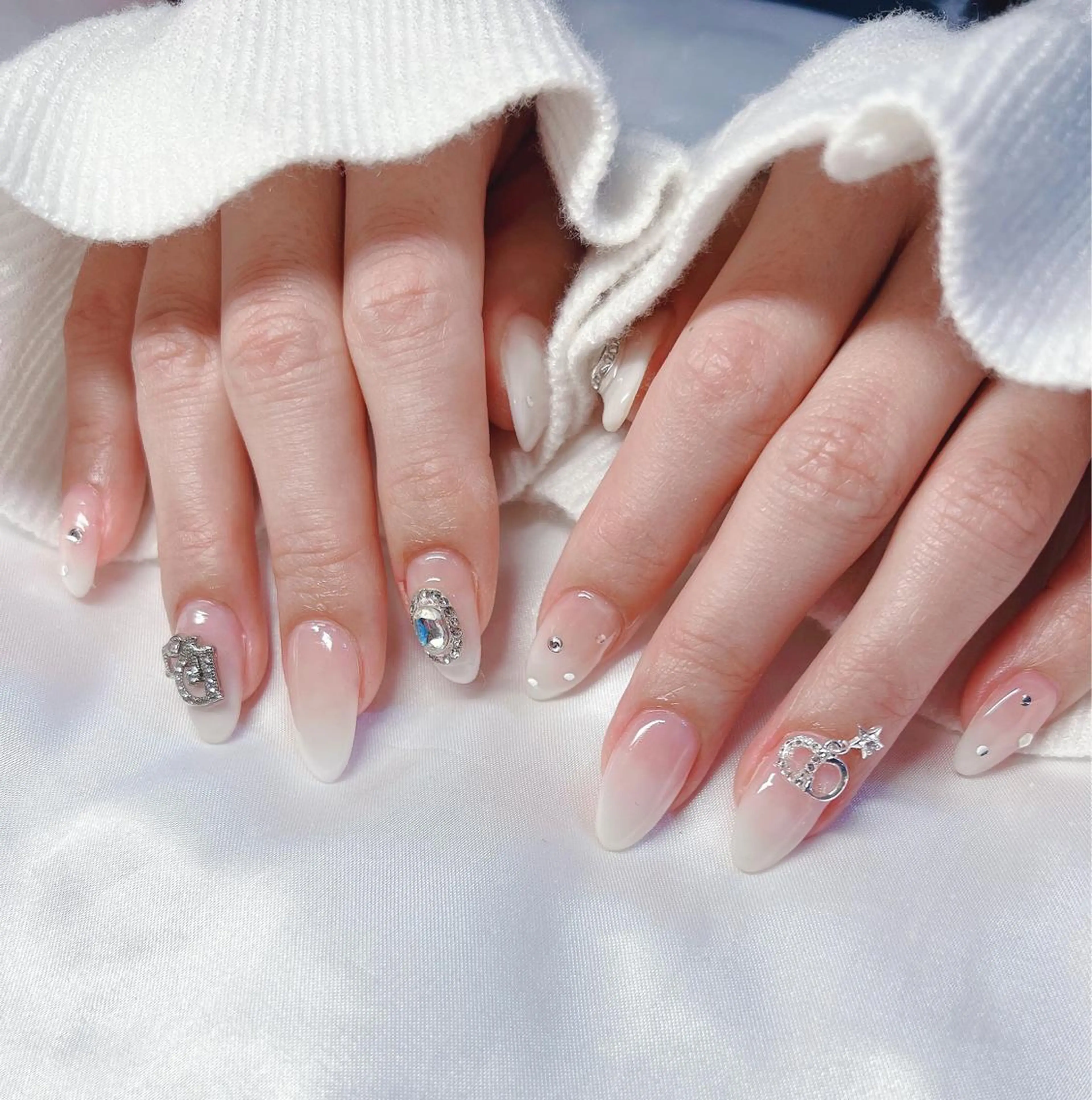 ネイル フレンチネイル ジェルネイル 韓国ネイル 持ち込み パラジェル ちゅるんネイル🪄 耳ツボジュエリー🔗のネイルデザイン