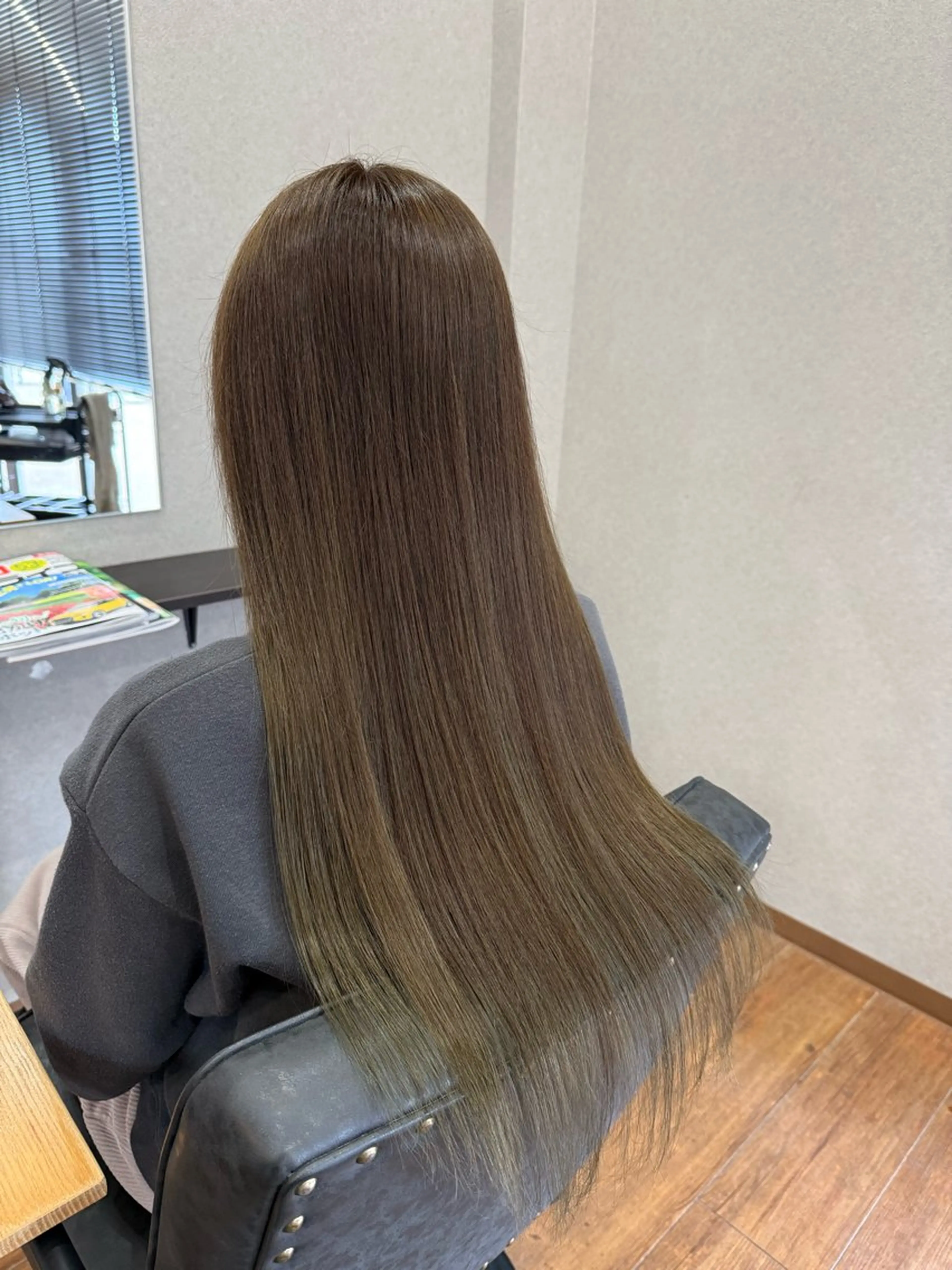 ロング カラー ベージュカラー オリーブベージュ ヘアカラー トリートメント 鵜飼 真伍のヘアスタイル
