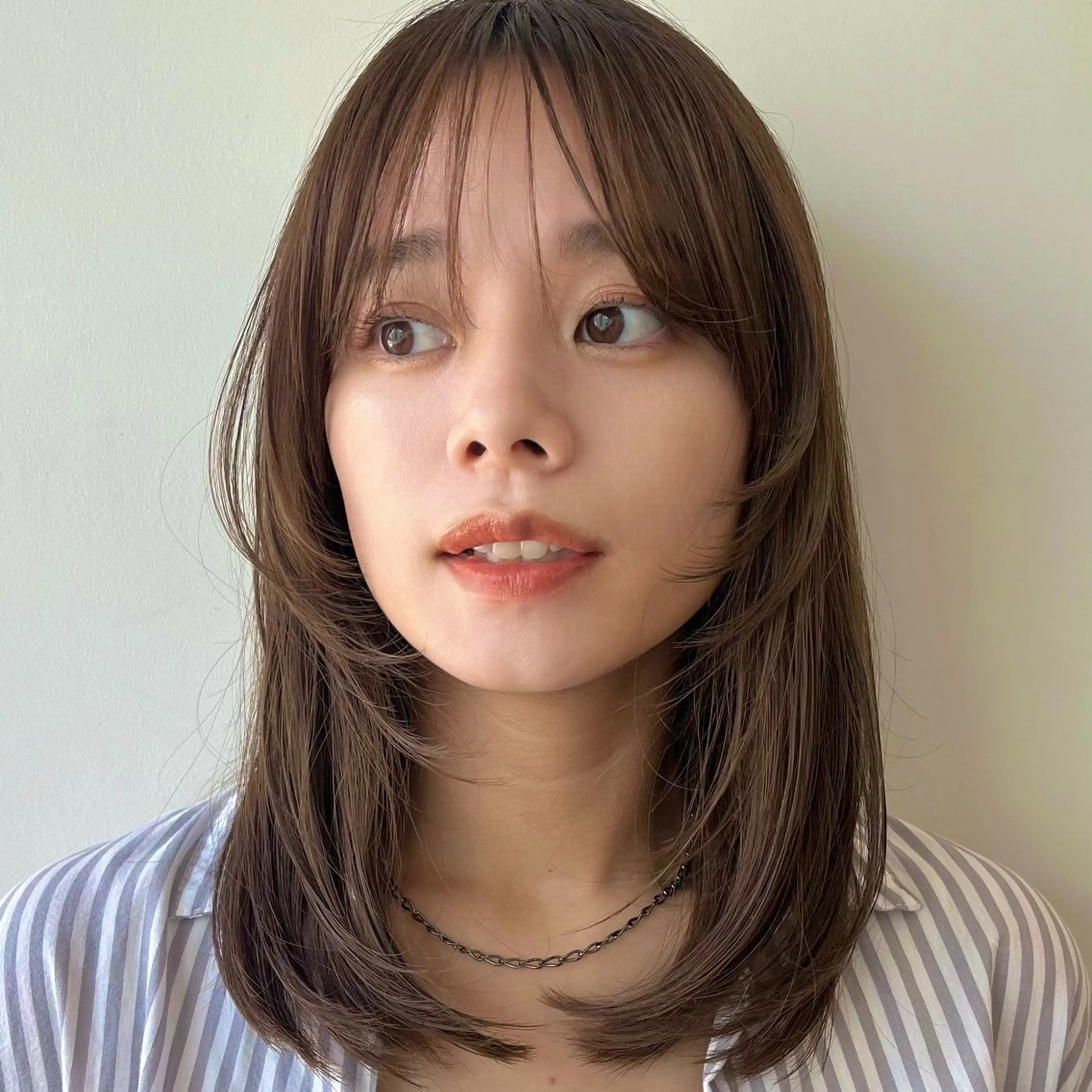 ミディアム カラー ベージュカラー 顔まわりレイヤー レイヤーカット あやめ【顔まわり/レ イヤー/柔らかカラ】のヘアスタイル