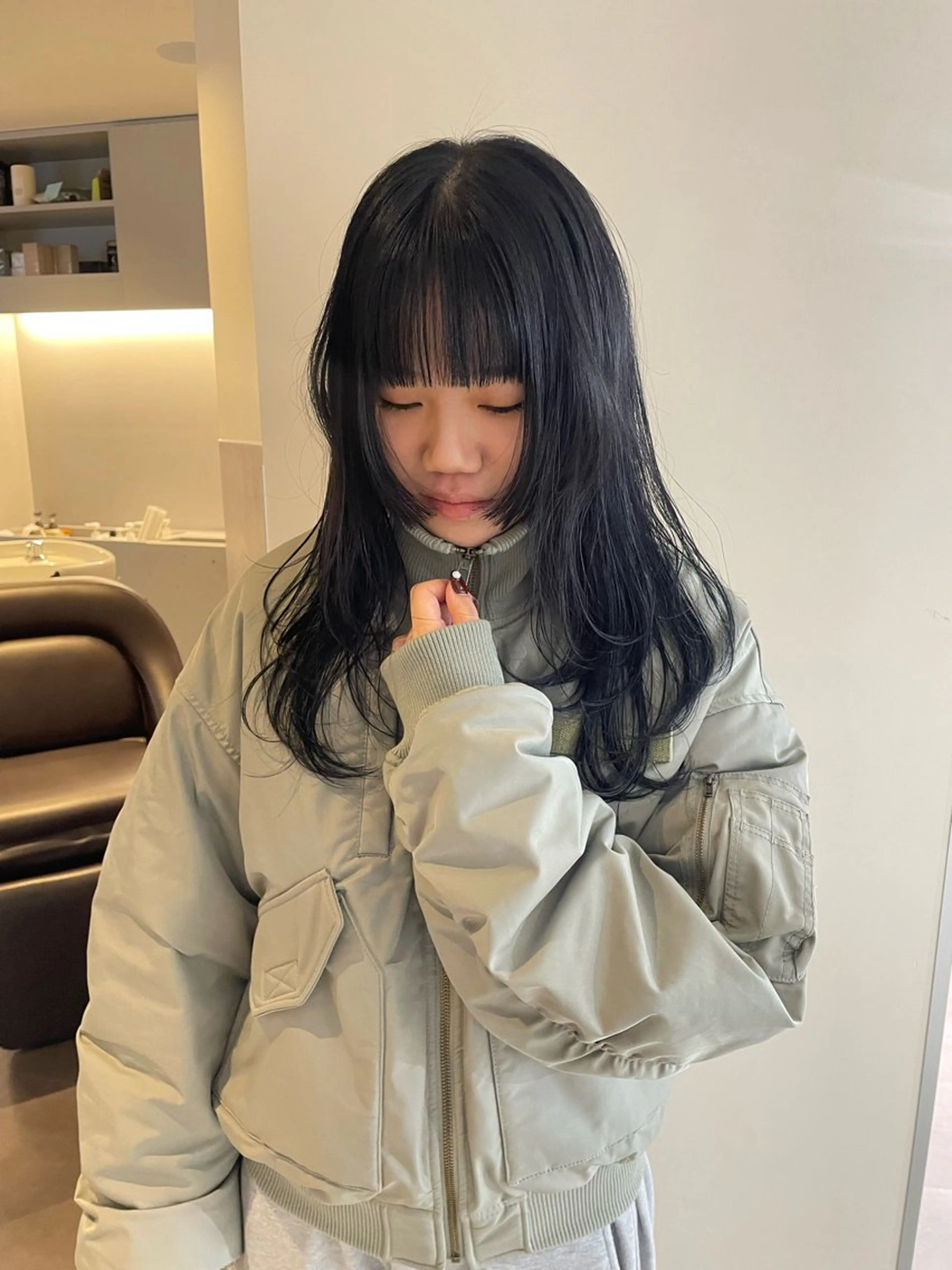 ミディアム カラー ミディアムレイヤー 黒髪 ブルーカラー ブルーブラック 透明感カラー カット ヘアカラー トリートメント MIU/ルーツカラー 顔まわりレイヤーのヘアスタイル