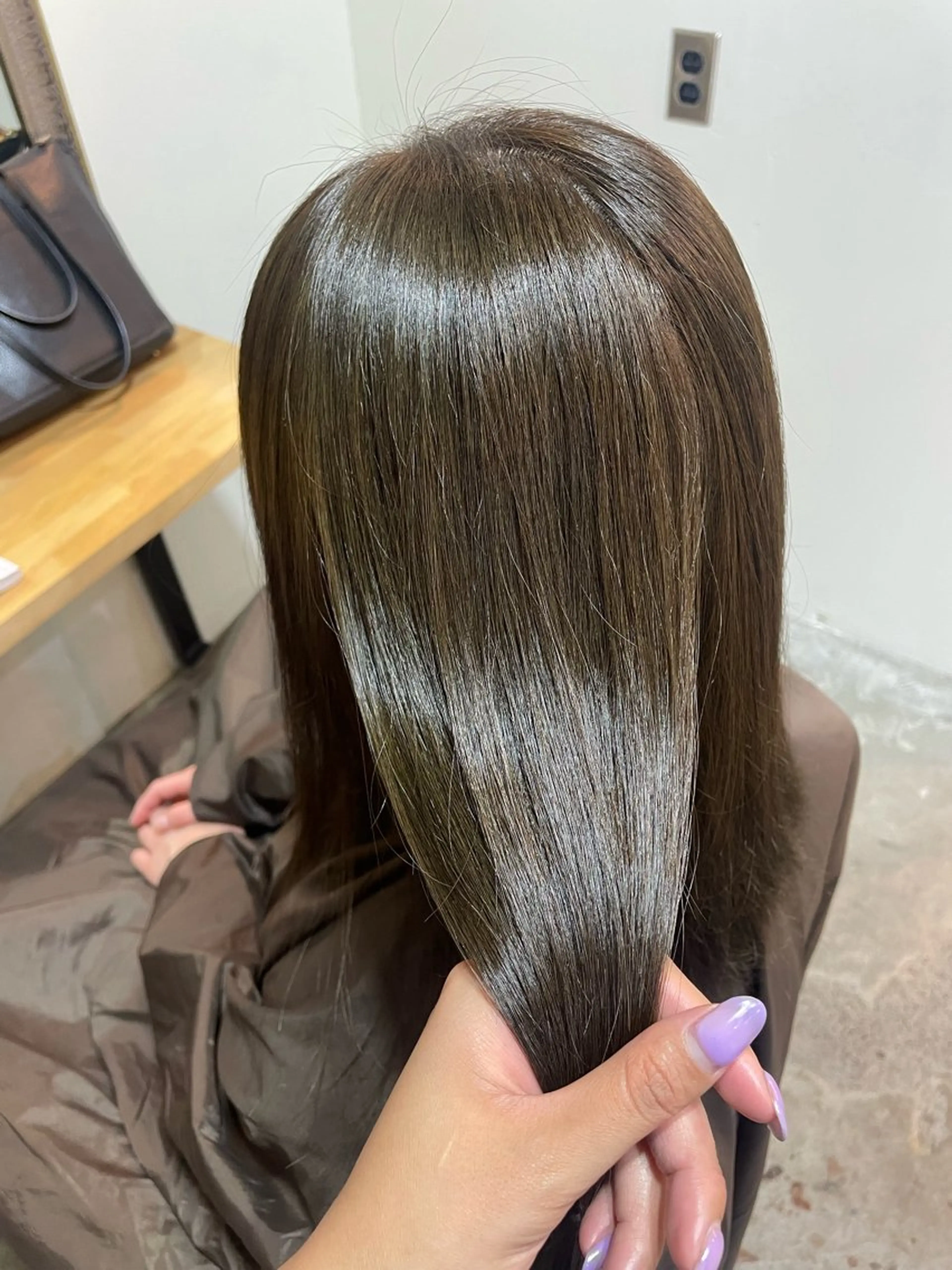 ミディアム カラー オリーブカラー 艶カラー｜透明感 カラー｜レイヤーのヘアスタイル