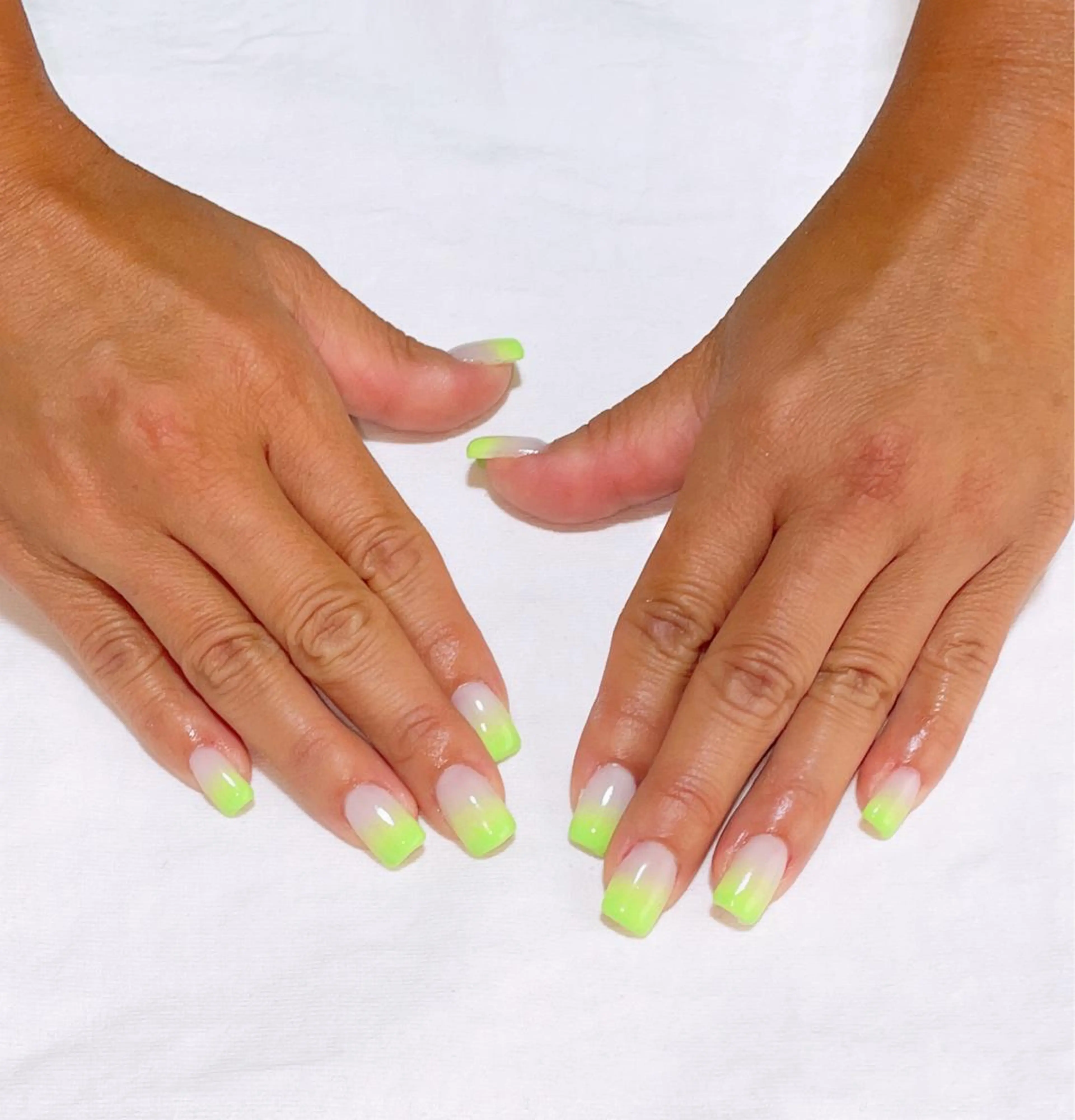 ネイル グラデーション グリーン スカルプネイル ハンドネイル VIERU 🌈🎀💖のネイルデザイン