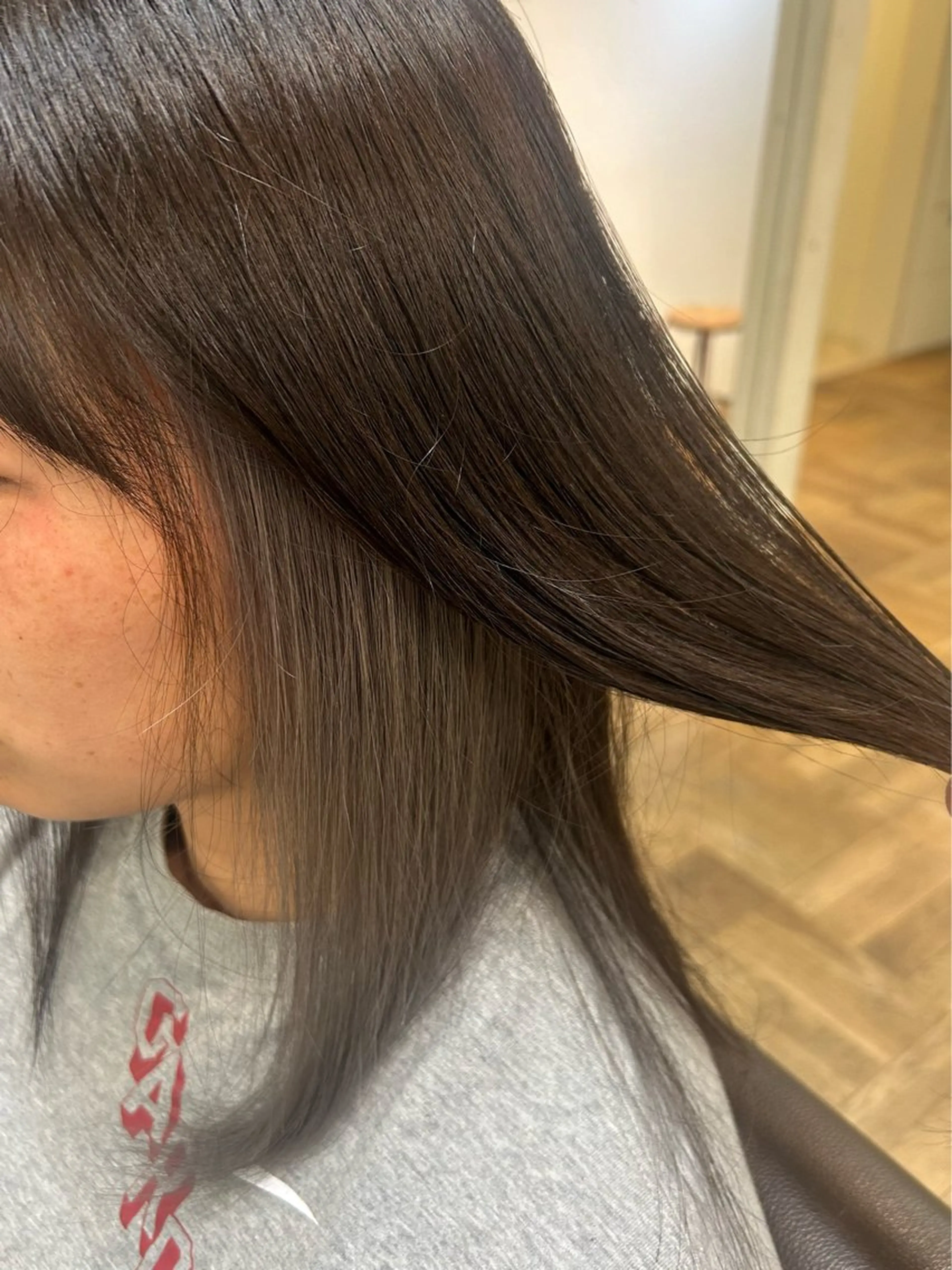 カラー ブリーチ シルバー 福井 愛瑠のヘアスタイル
