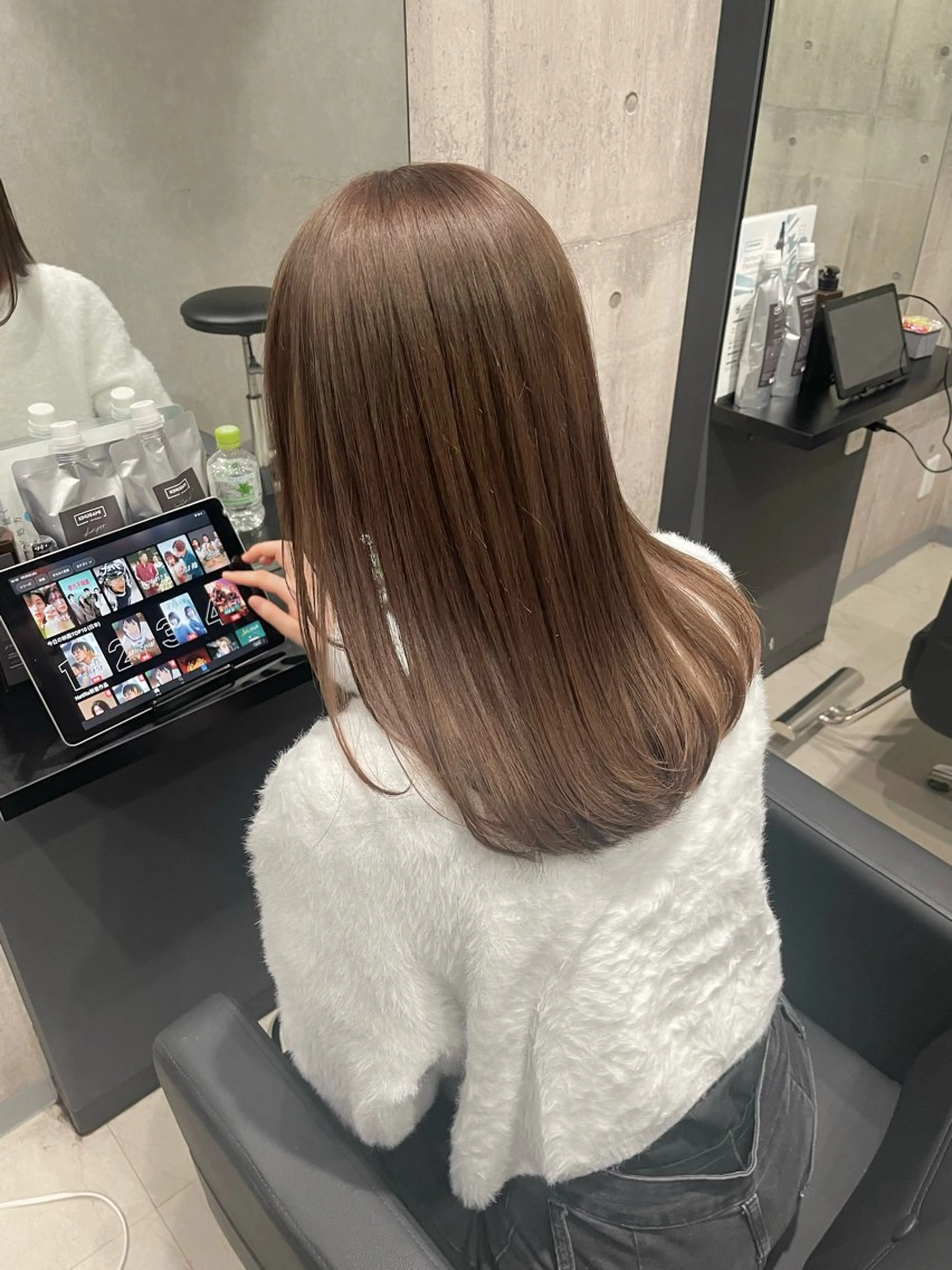 セミロング ヘアカラー _WHITE 佐伯 碧のヘアスタイル