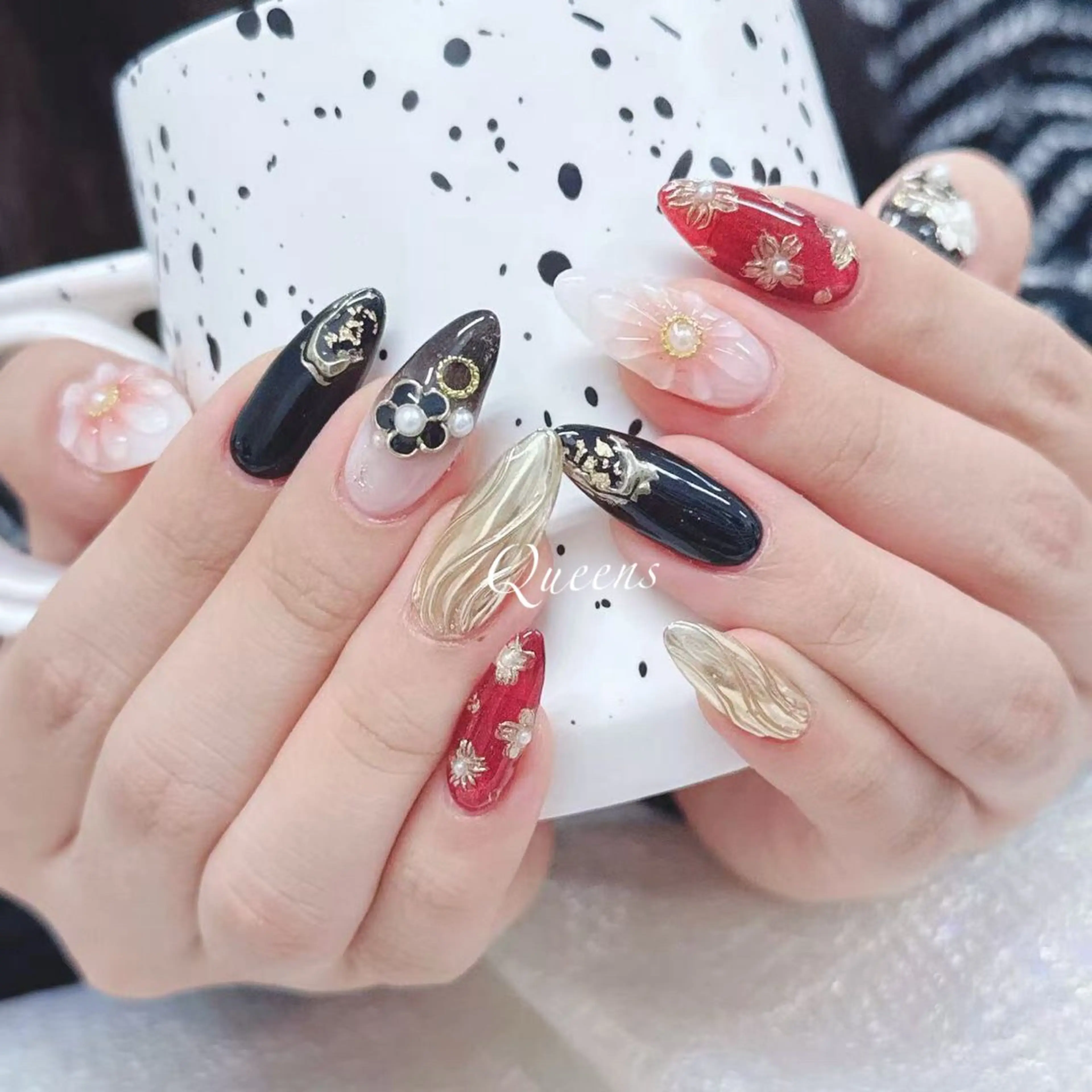 ネイル ハンドネイル Queens テイのネイルデザイン