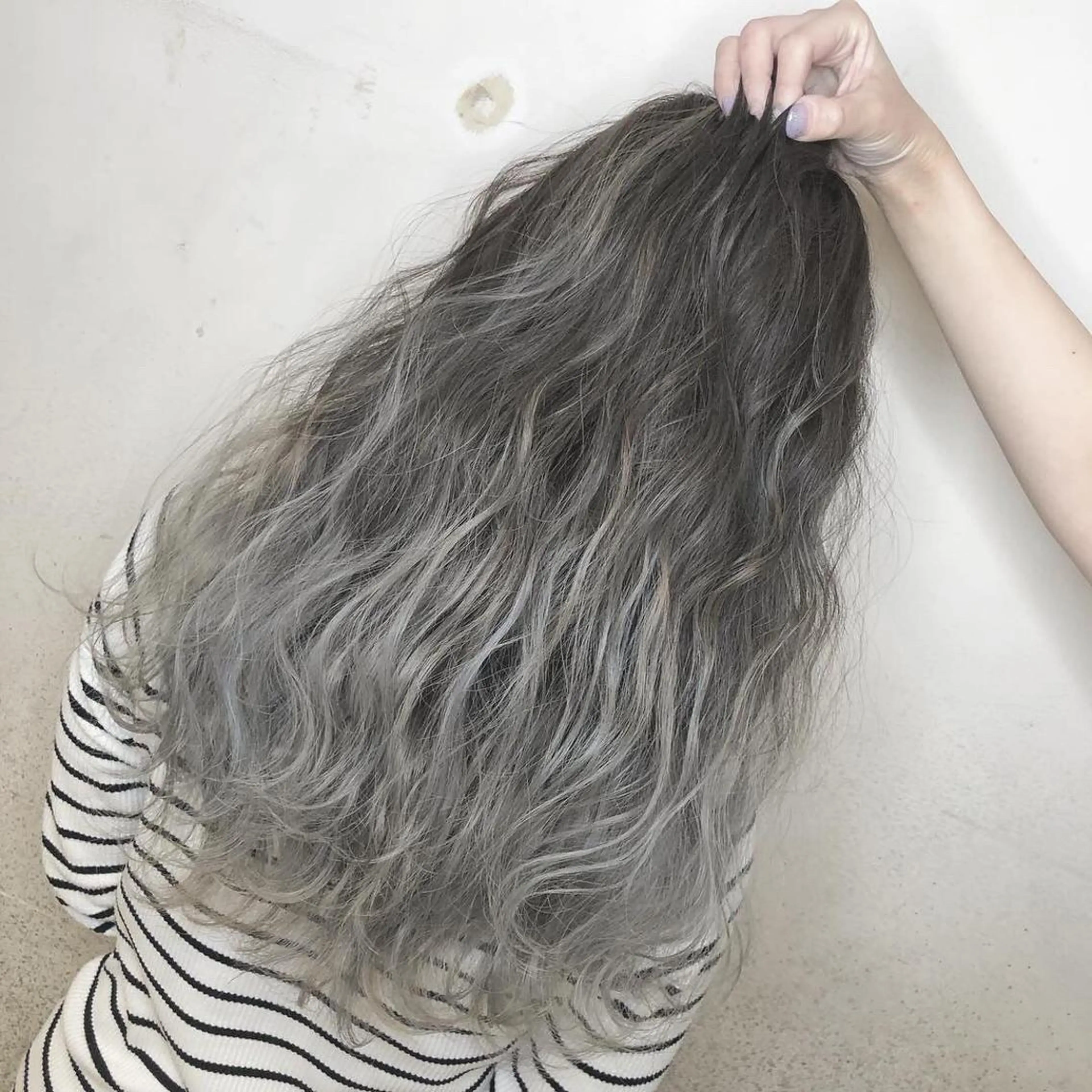 ロング カラー ブリーチ グラデーションカラー シルバー カット ヘアカラー 吉村 絢乃のヘアスタイル