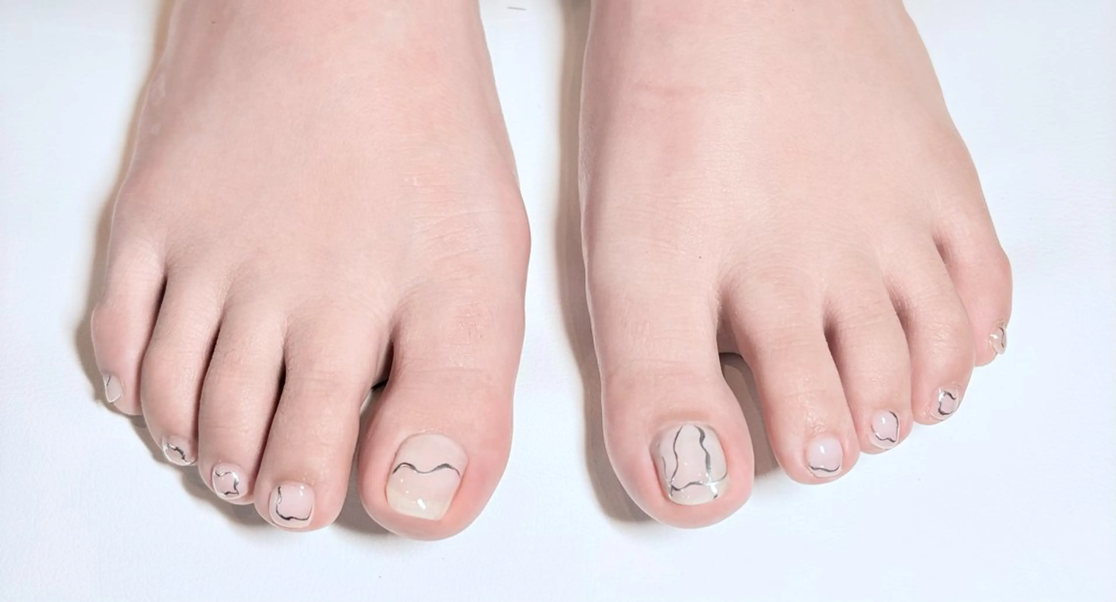 【フットジェルおまかせ/オフなし】甘皮ケア＆フットマッサージ込/お客様のイメージに合わせたカラー&アートの写真