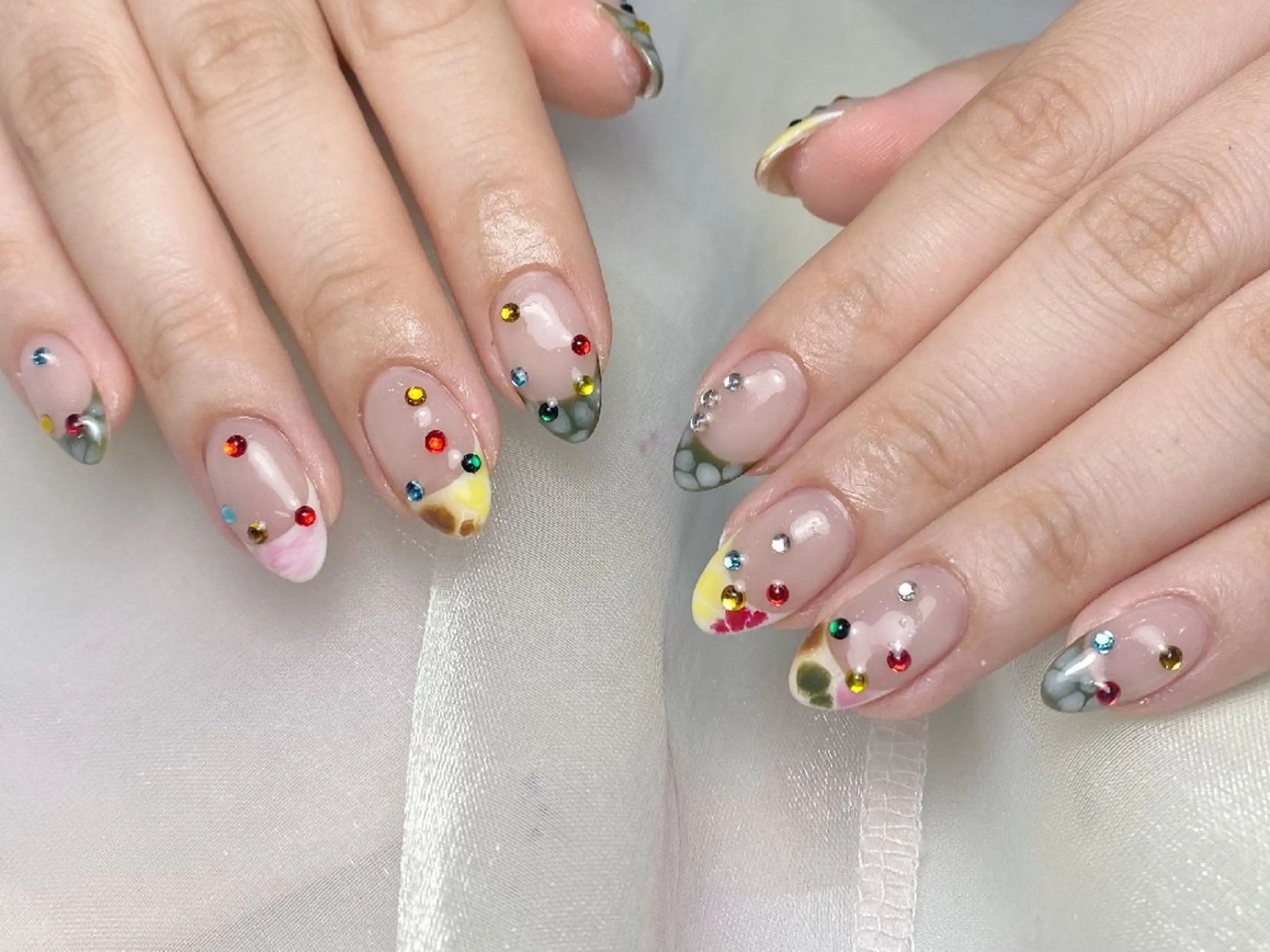 ネイル チークネイル フレンチネイル ジェルネイル ガーリー キラキラネイル ハンドネイル UM Nail Salonのネイルデザイン