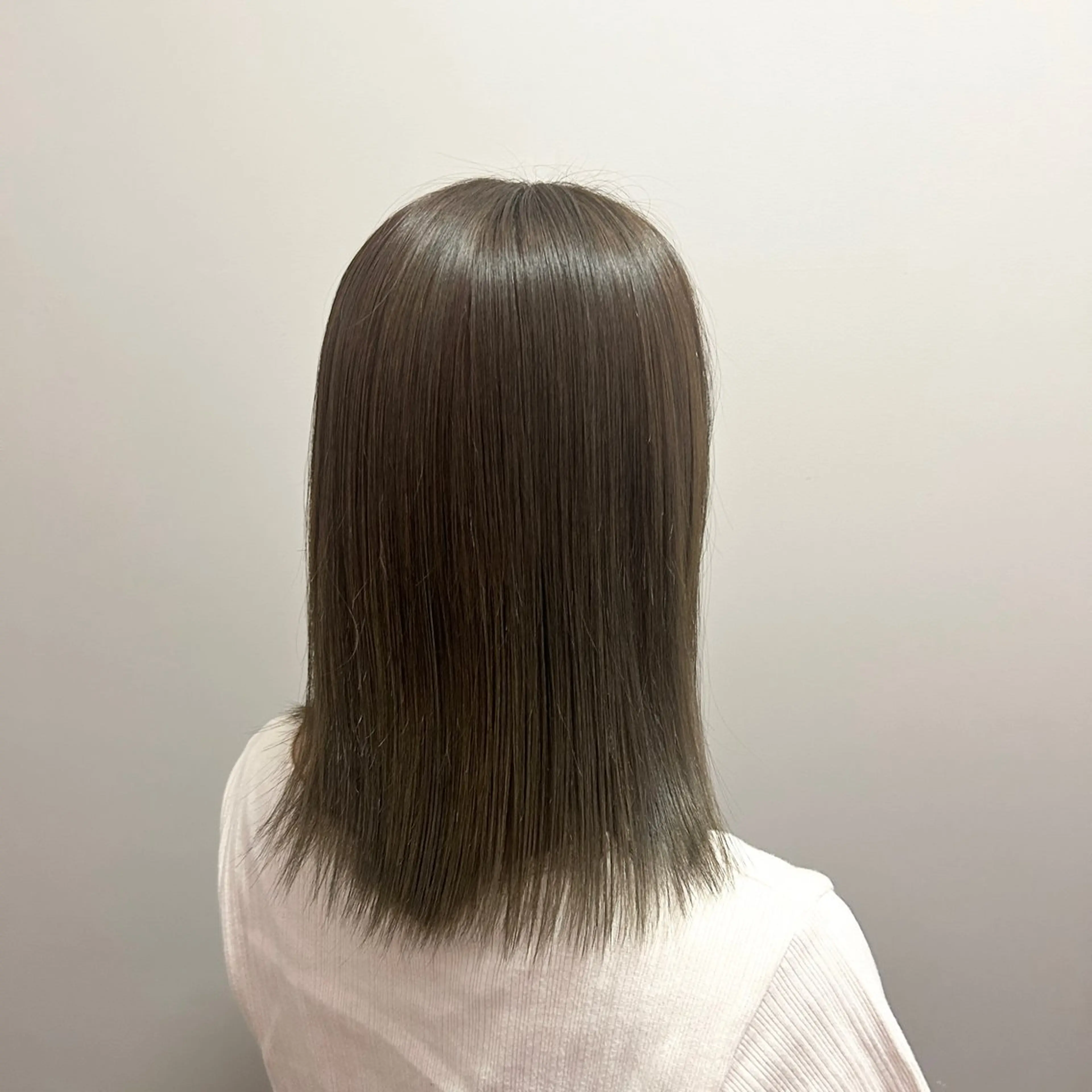 ミディアム カラー ベージュカラー ブリーチ ブリーチなしカラー オリーブベージュ 岡本 妃麗のヘアスタイル