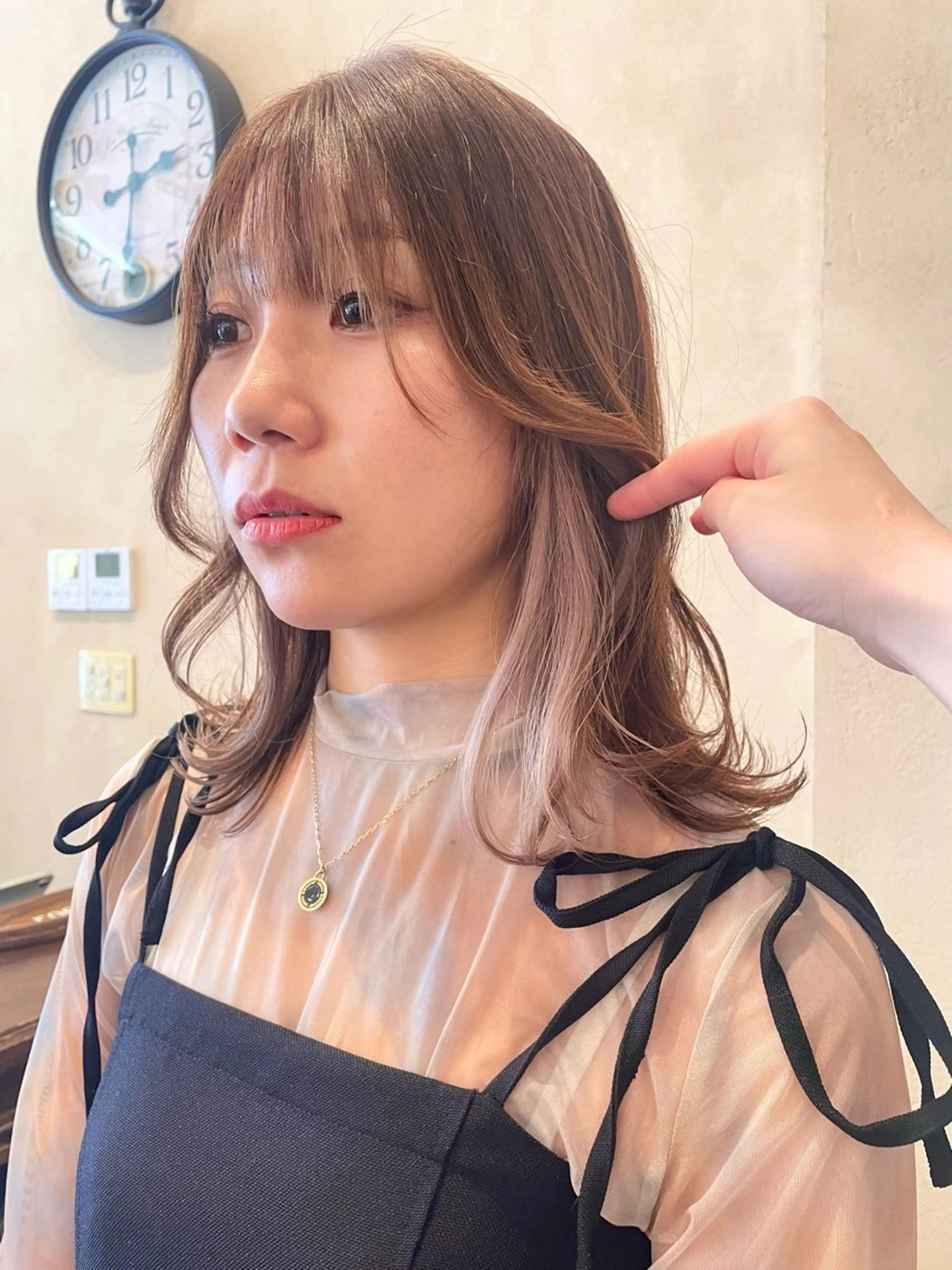 ミディアム カラー ベージュカラー ピンクカラー ピンクベージュ くびれヘア レイヤーカット カット ヘアカラー roost 優のヘアスタイル