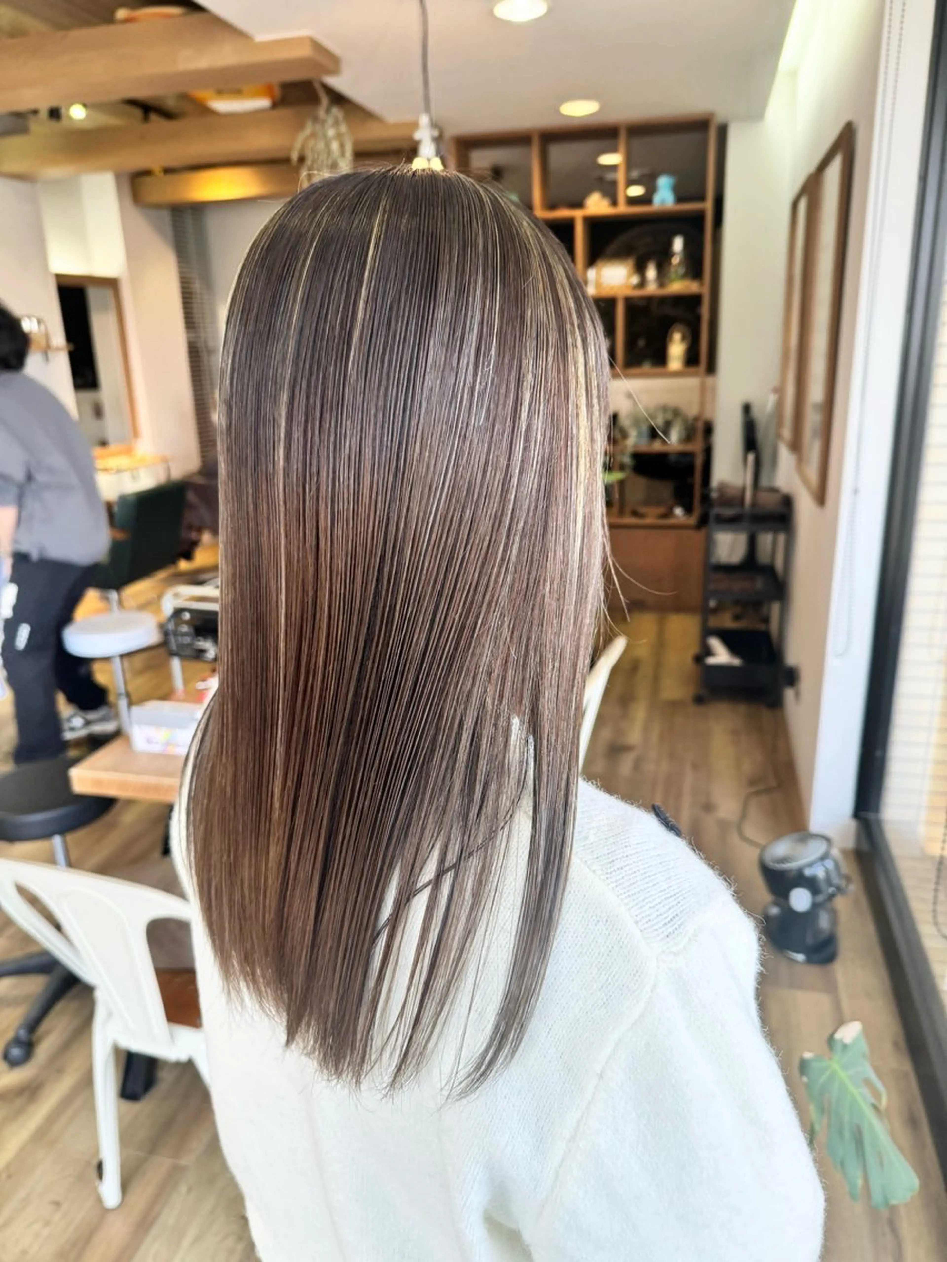 ロング カラー グレージュ ハイライトカラー ハイライト ヘアカラー トリートメント ツキダテ ユイのヘアスタイル