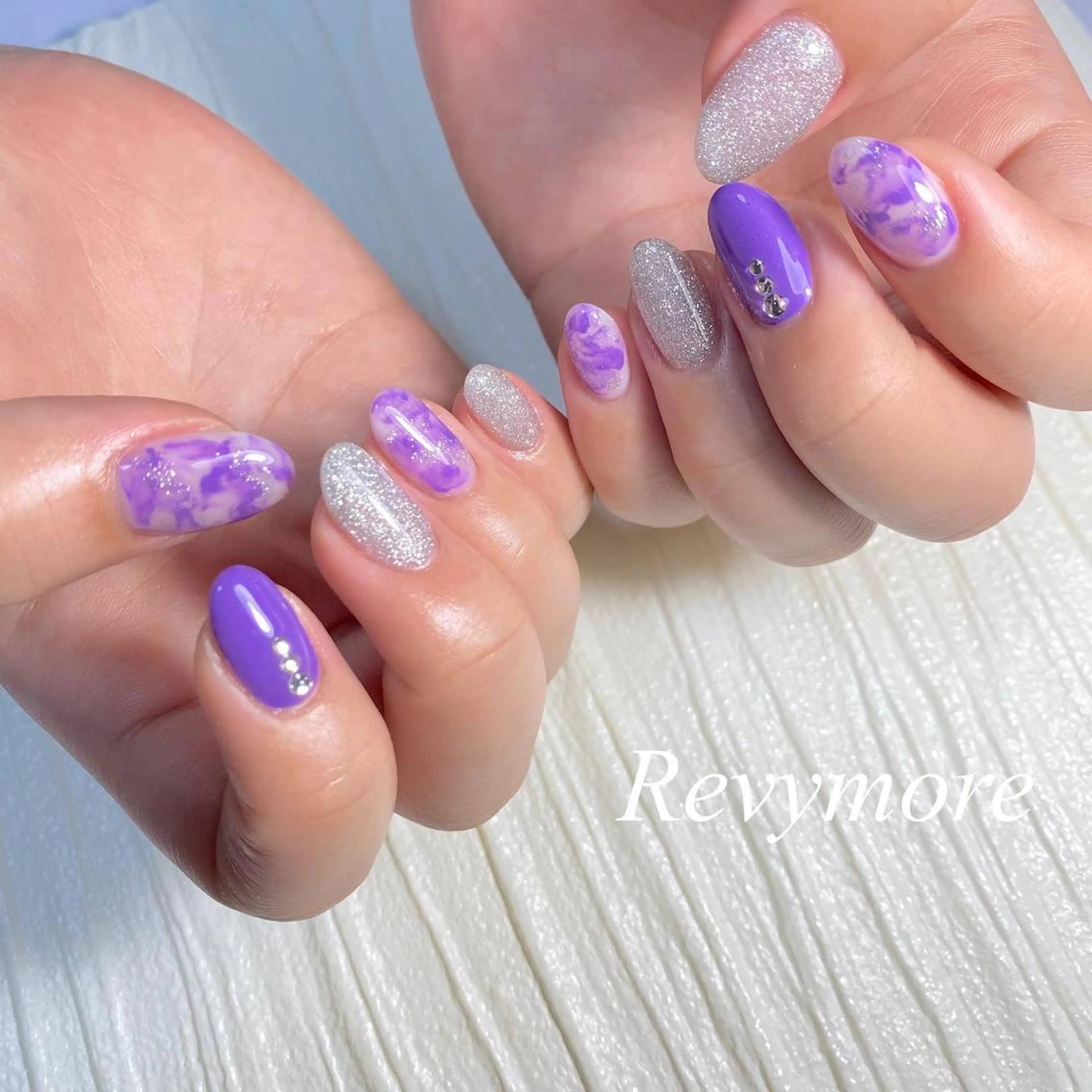 ショート ネイル パープルカラー 韓国風ヘア ジェルネイル キラキラネイル 韓国ネイル nail salon Revymoreのネイルデザイン
