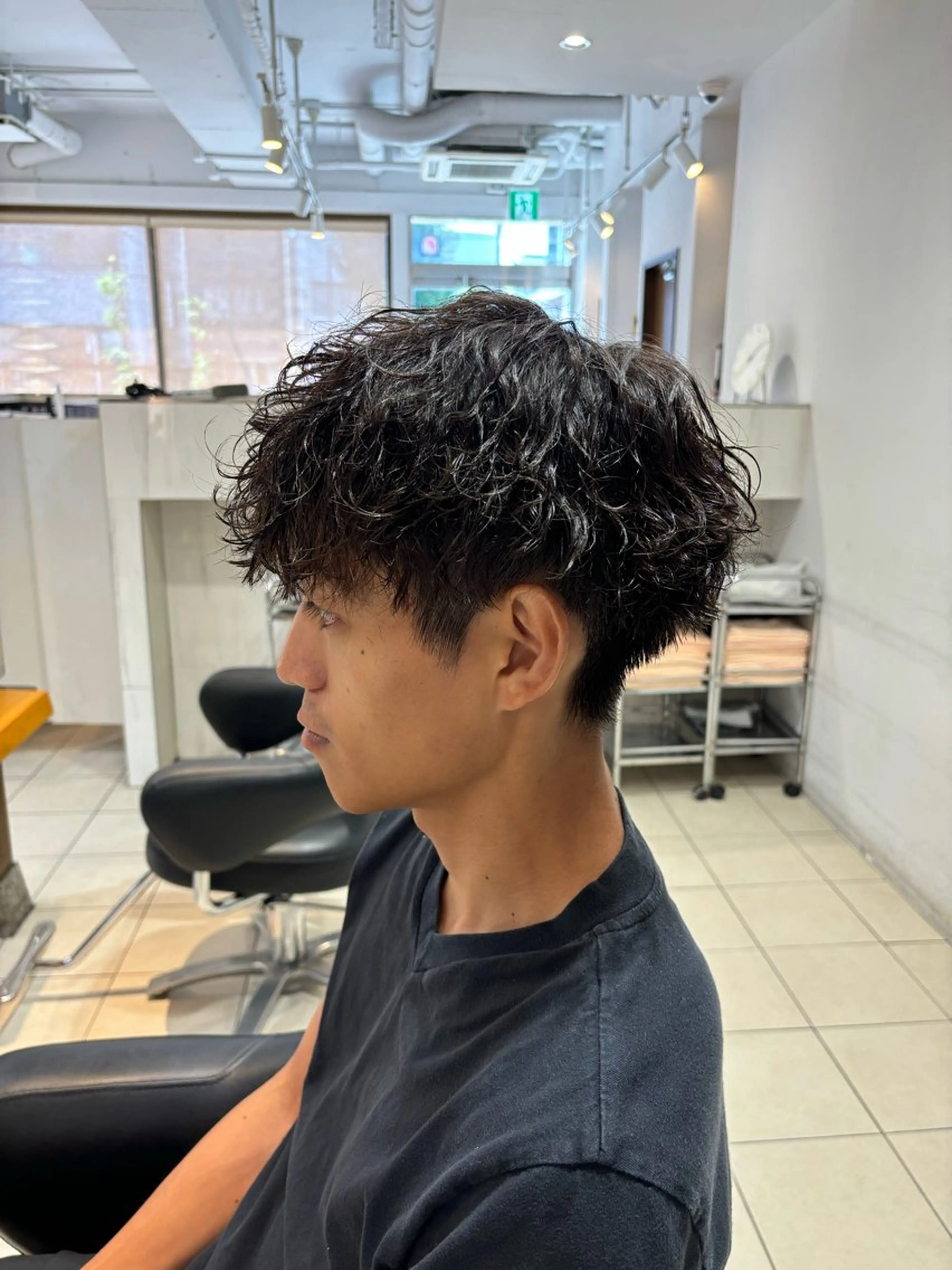 メンズ メンズパーマ 波巻きパーマ 塩崎 絢世のヘアスタイル