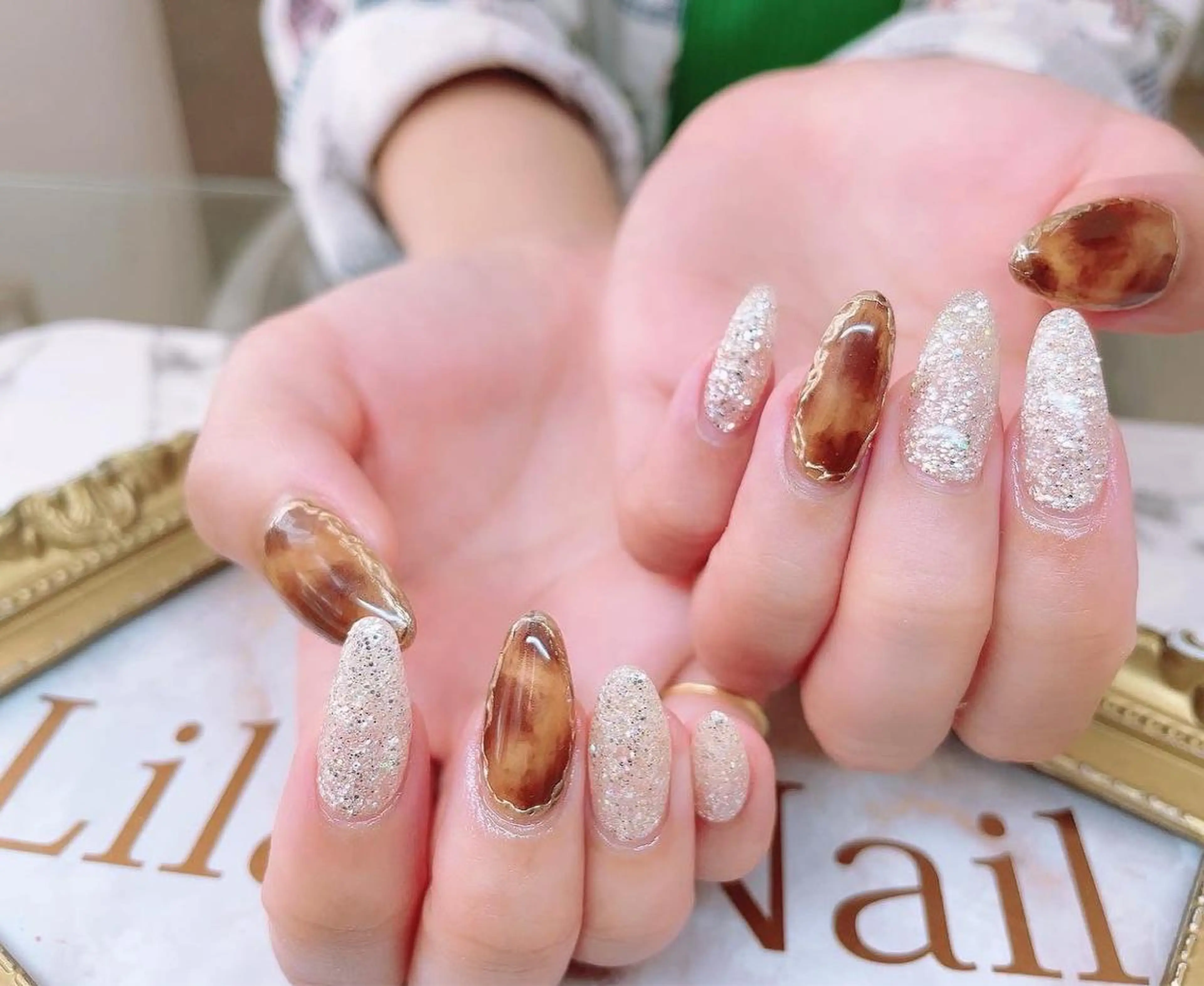 ネイル べっ甲ネイル ブラウン ジェルネイル ハードジェル キラキラネイル Lilas Nailのネイルデザイン
