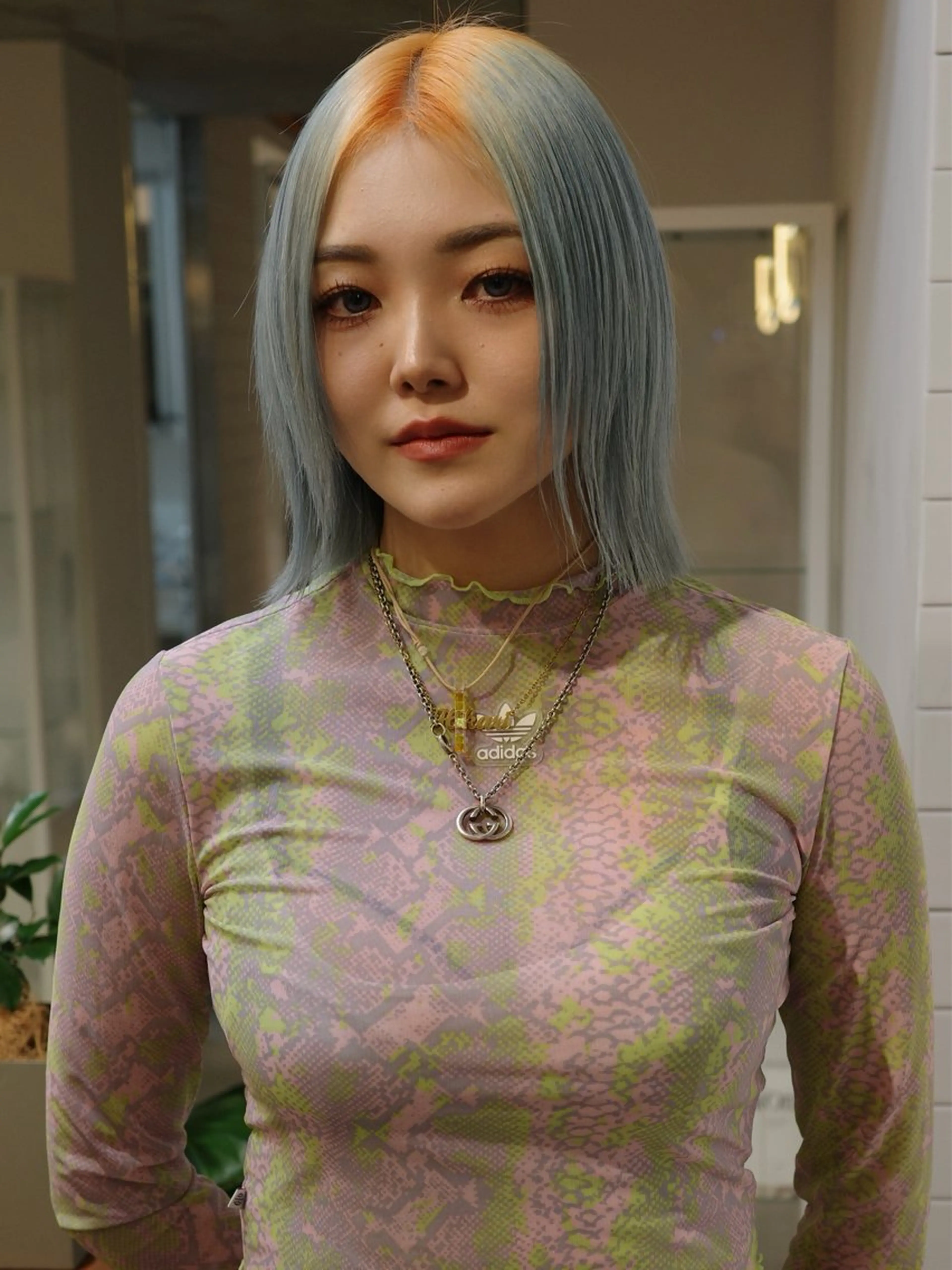 ミディアム カラー イツク ⚡️ ルーツ/ハイトーンのヘアスタイル