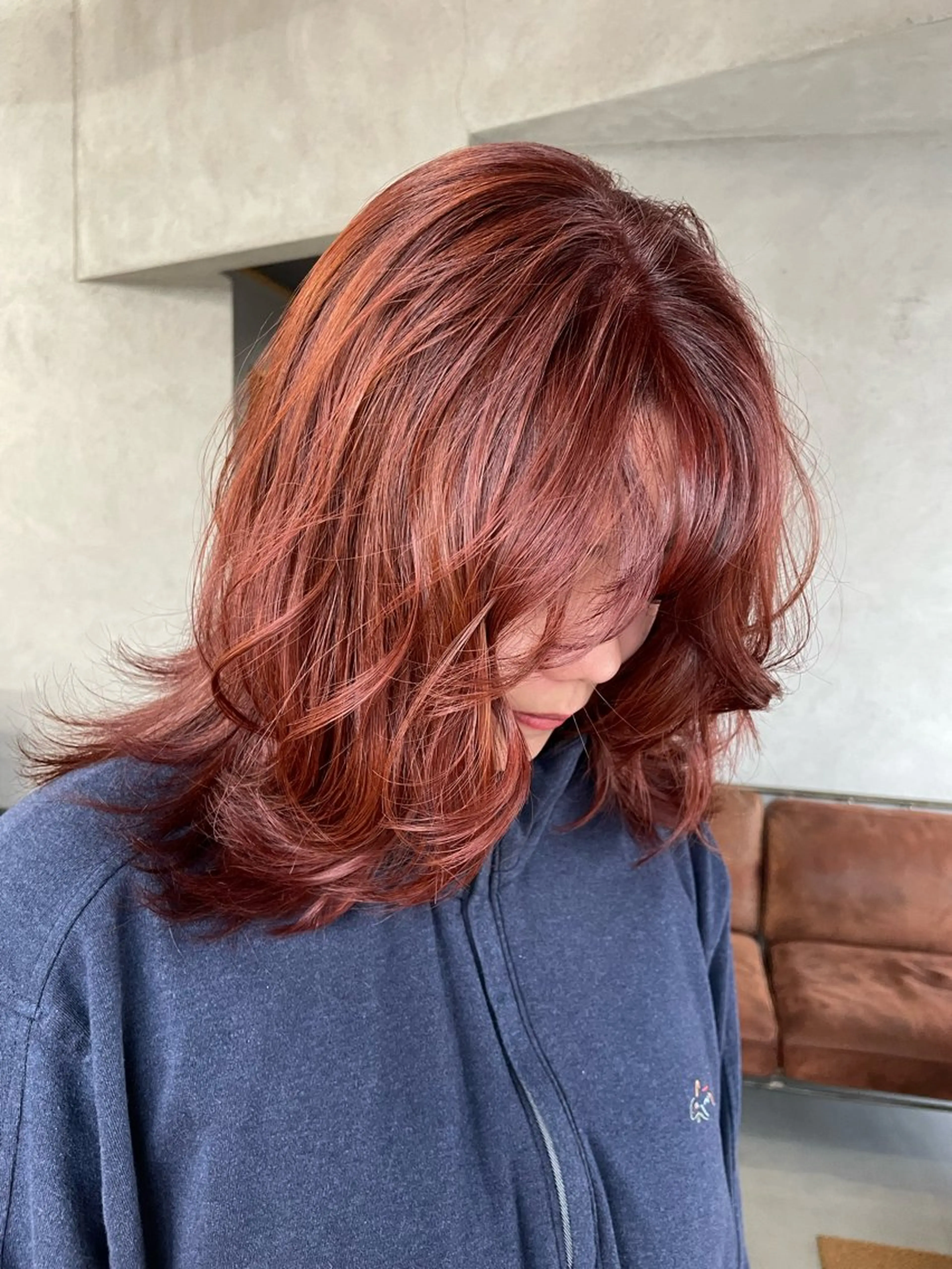 カラー レッドカラー 岡田 真綾のヘアスタイル