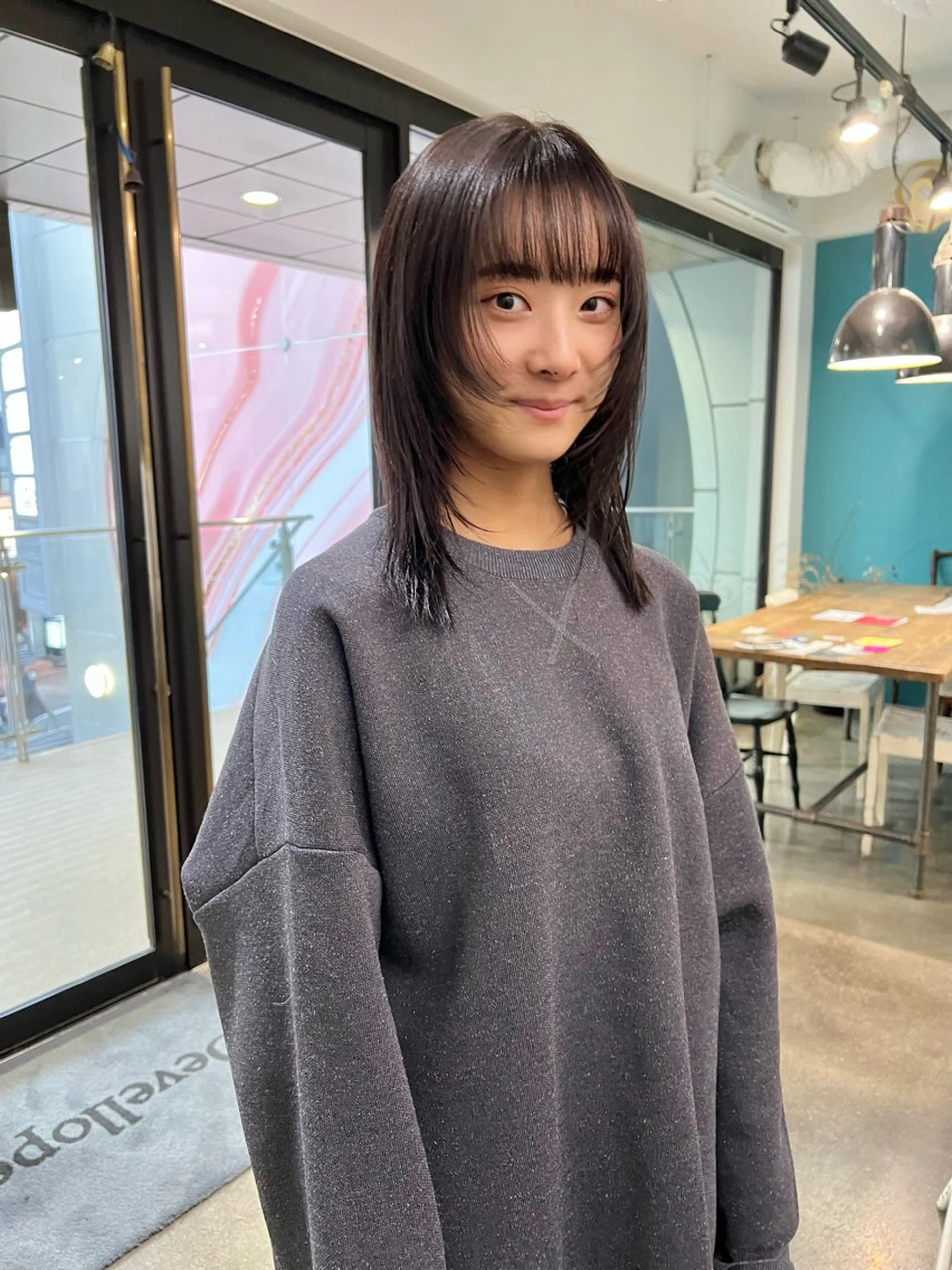 セミロング カラー 透明感カラー グレージュ 顔まわりレイヤー レイヤーカット カット ヘアカラー 千葉 郁也のヘアスタイル