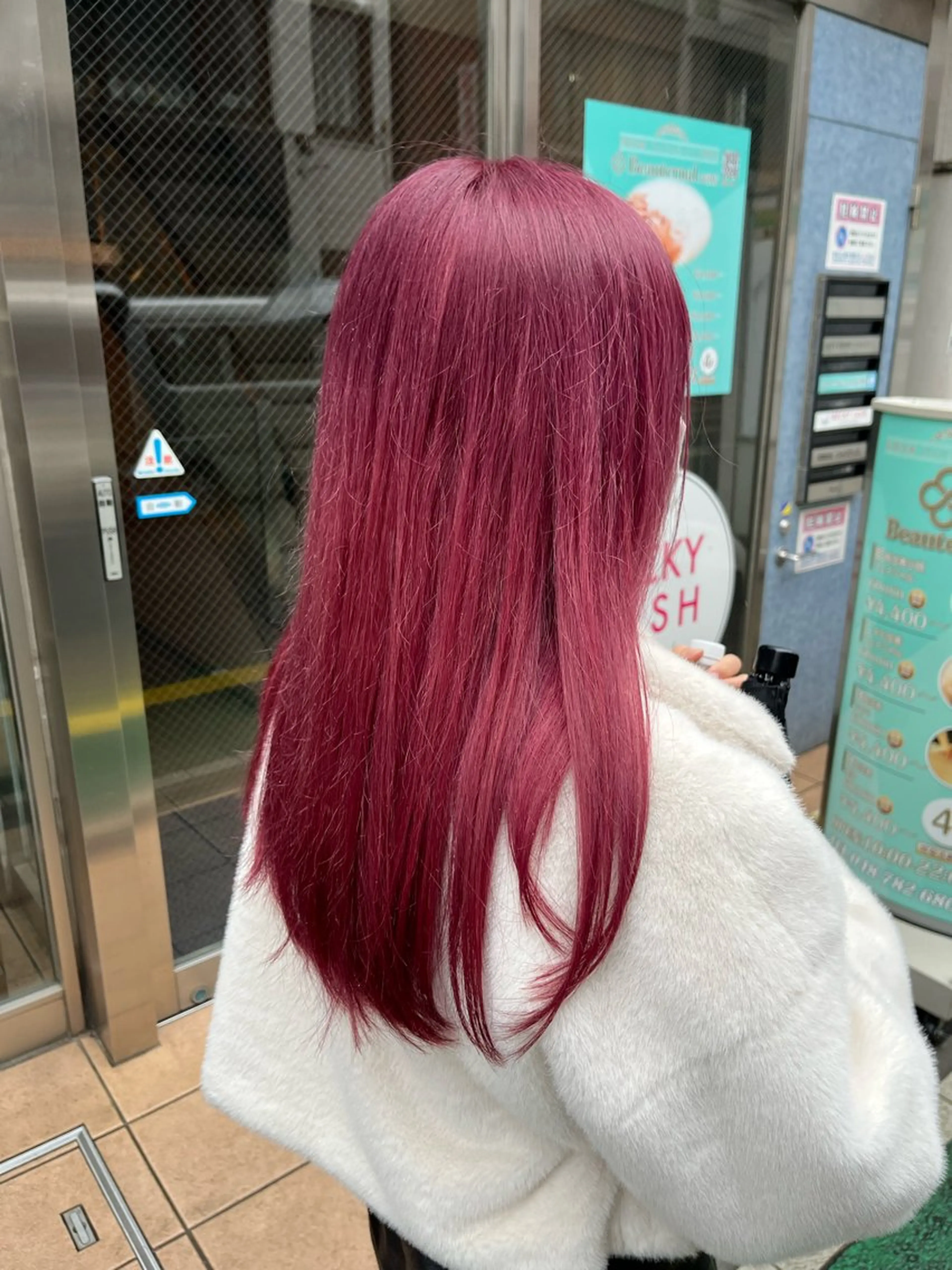 セミロング ☘️上村 ☘️髪質 改善/透明感カラーのヘアスタイル