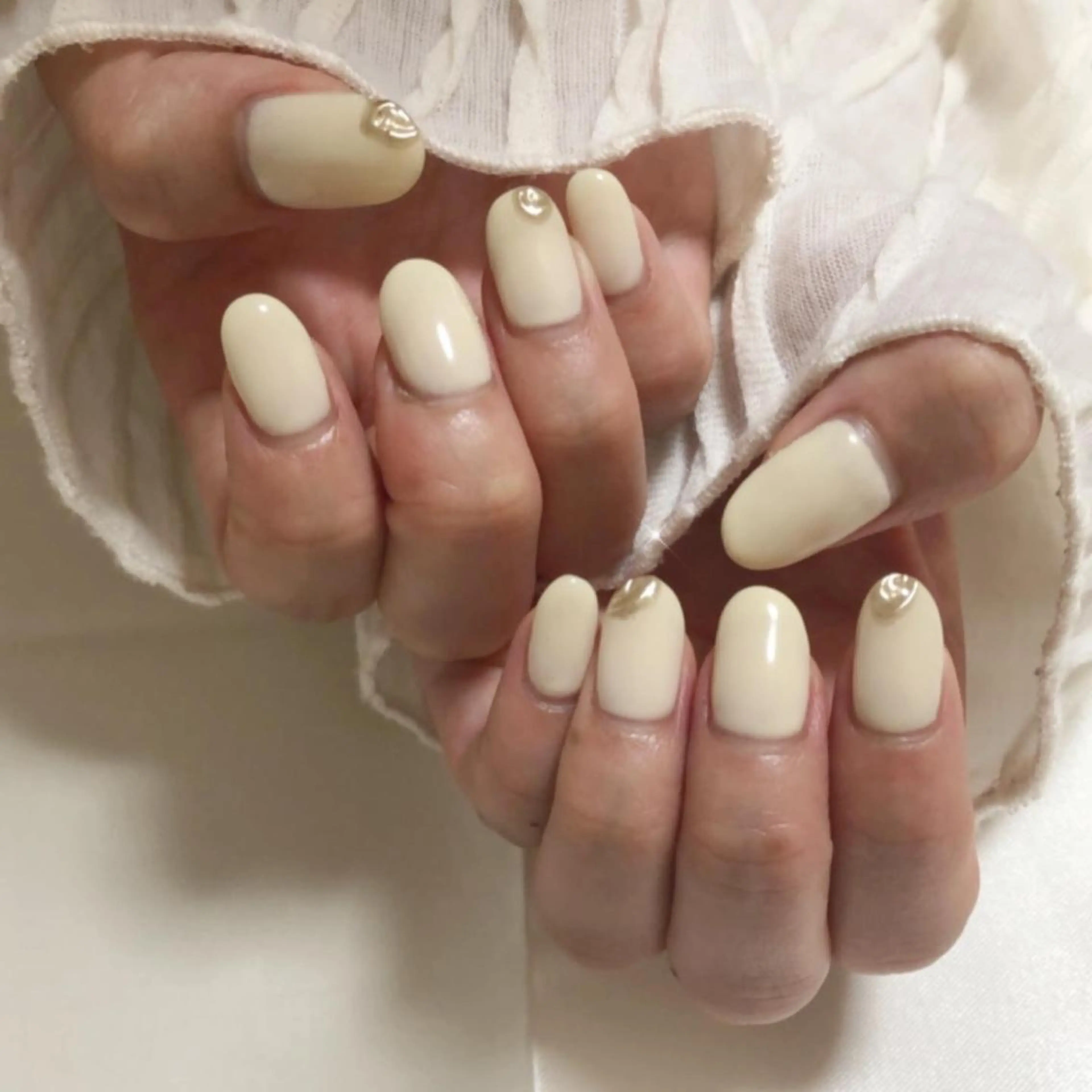 ネイル ゴールド ぷっくりネイル ホワイト 【岐阜💅🏻】 オトナ可愛い🤍🪄のネイルデザイン