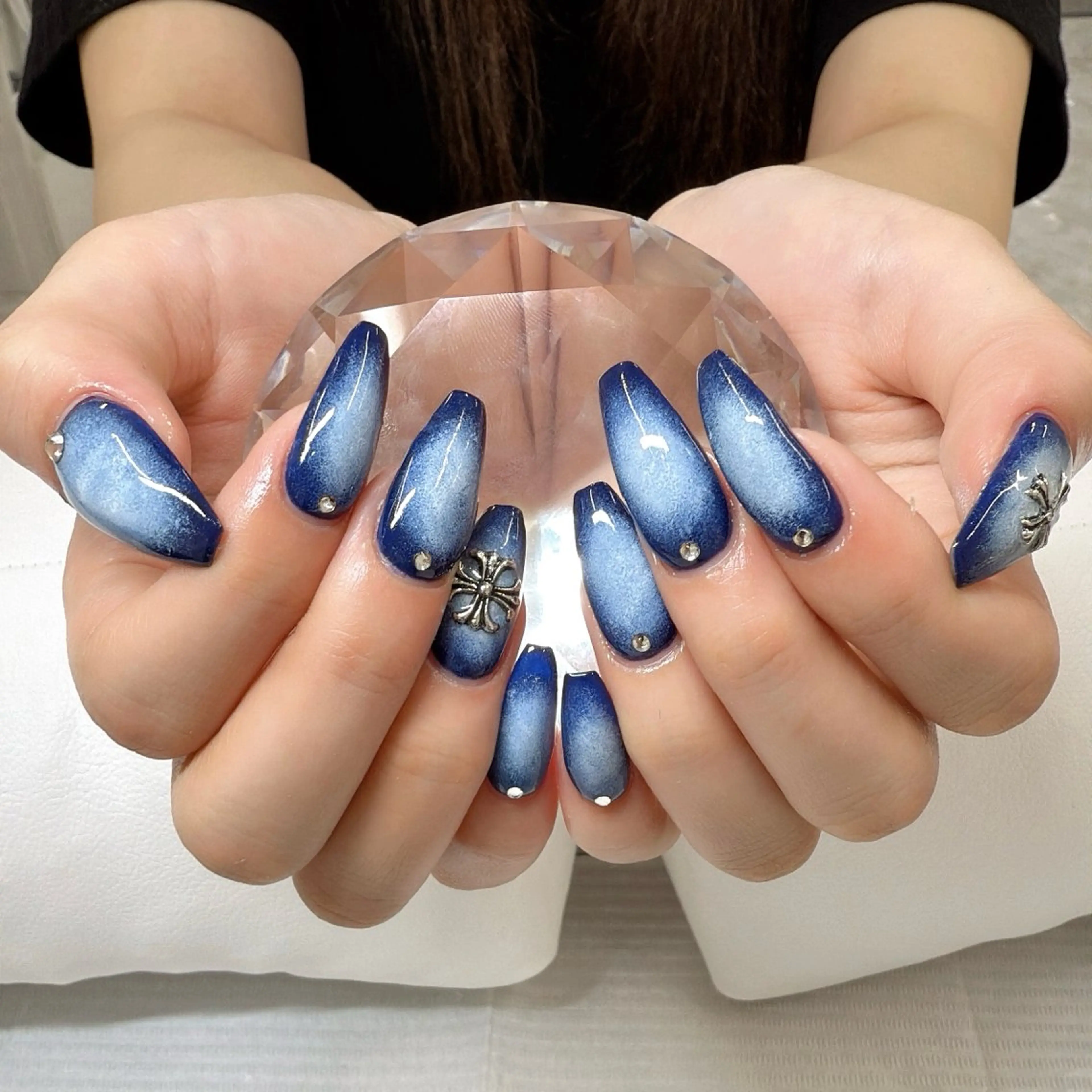 ネイル グラデーション ネイビー ホワイト Amie NAILのネイルデザイン