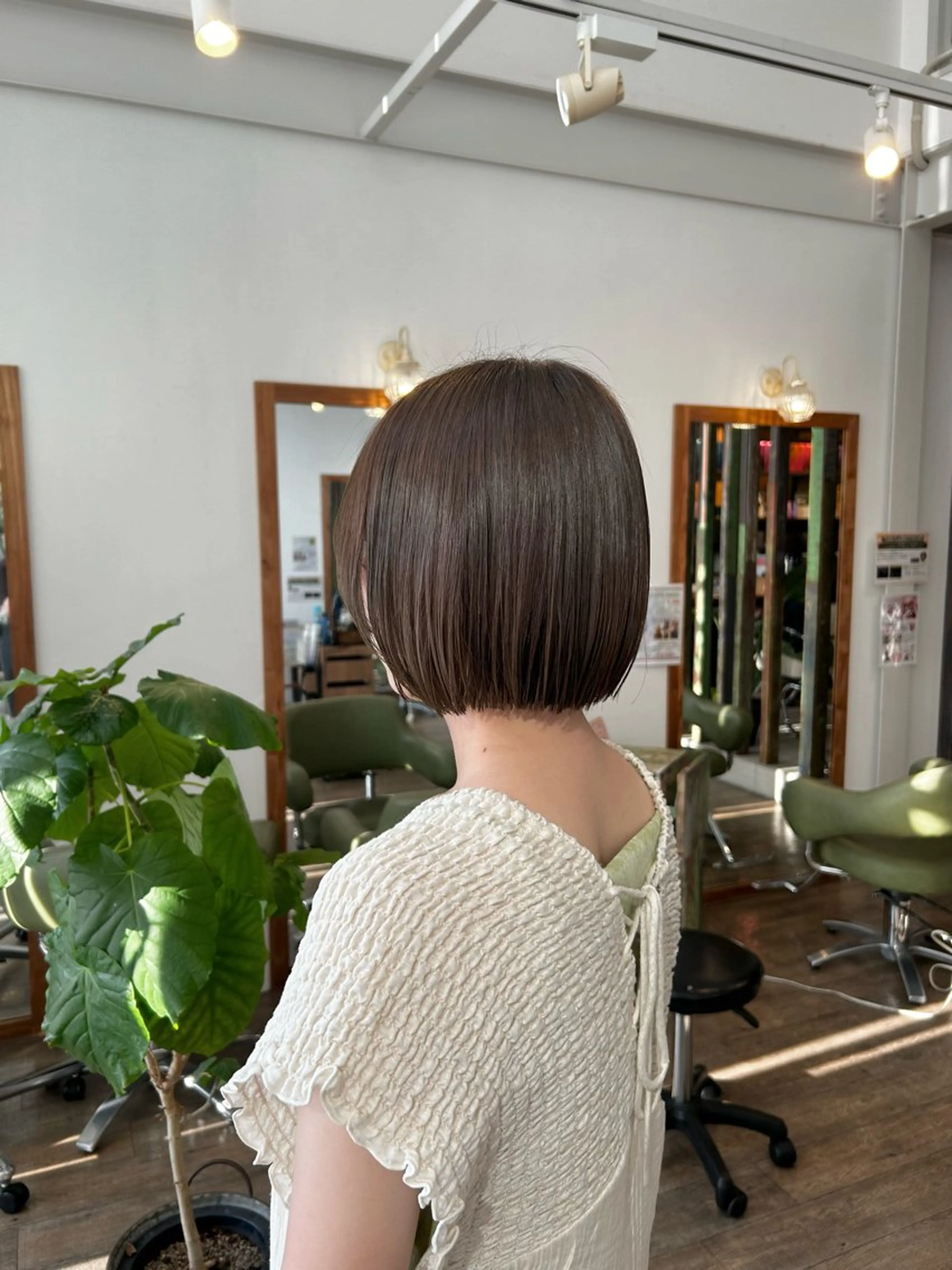 ミディアム ボブ 白上 愛佳のヘアスタイル