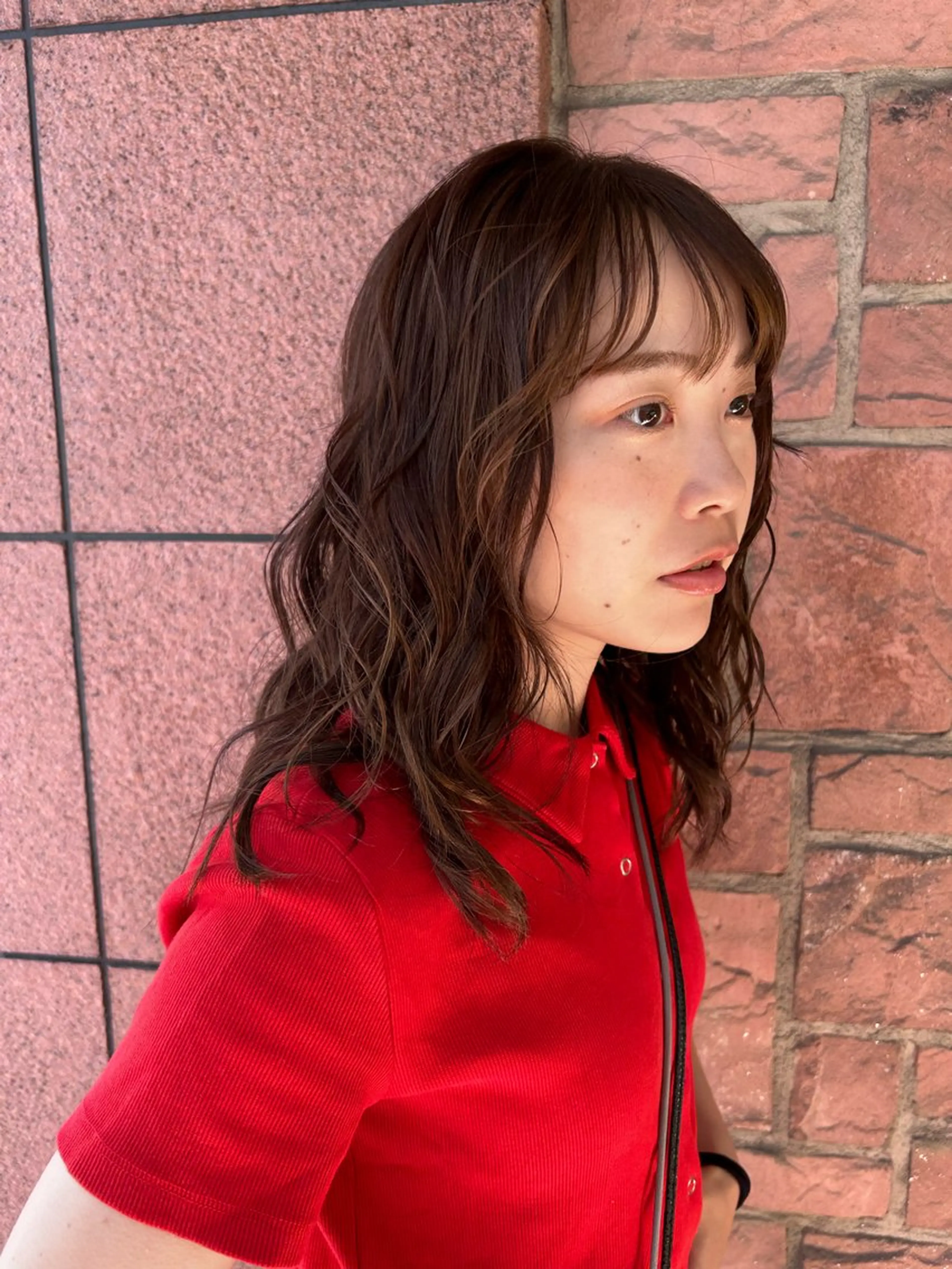 ミディアム パーマ ~洗練ナチュラル~ 🪵 岡田 知佳のヘアスタイル