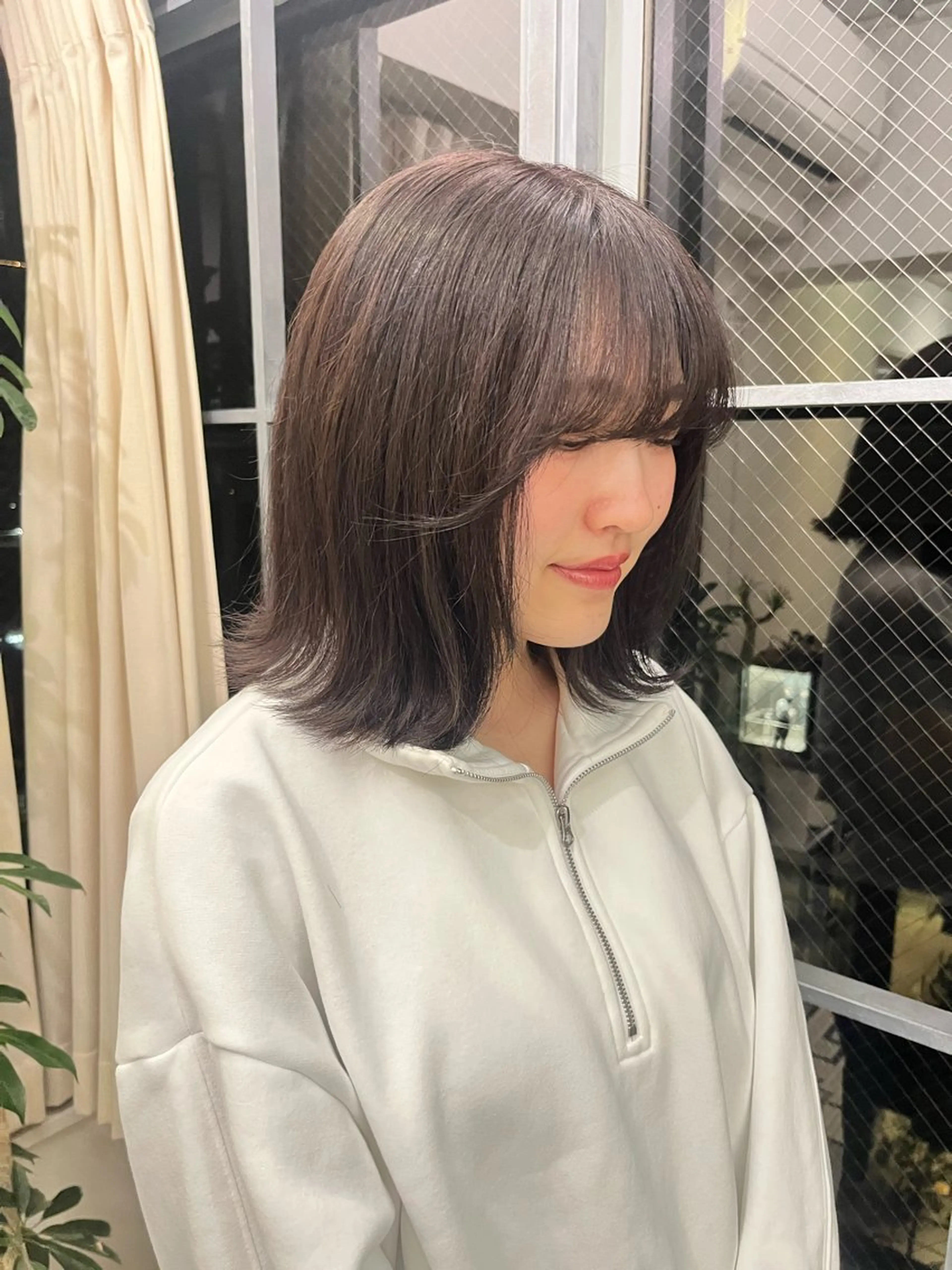 ミディアム カラー 透明感カラー グレージュ くすみカラー/海外 レイヤー/ ローレンのヘアスタイル