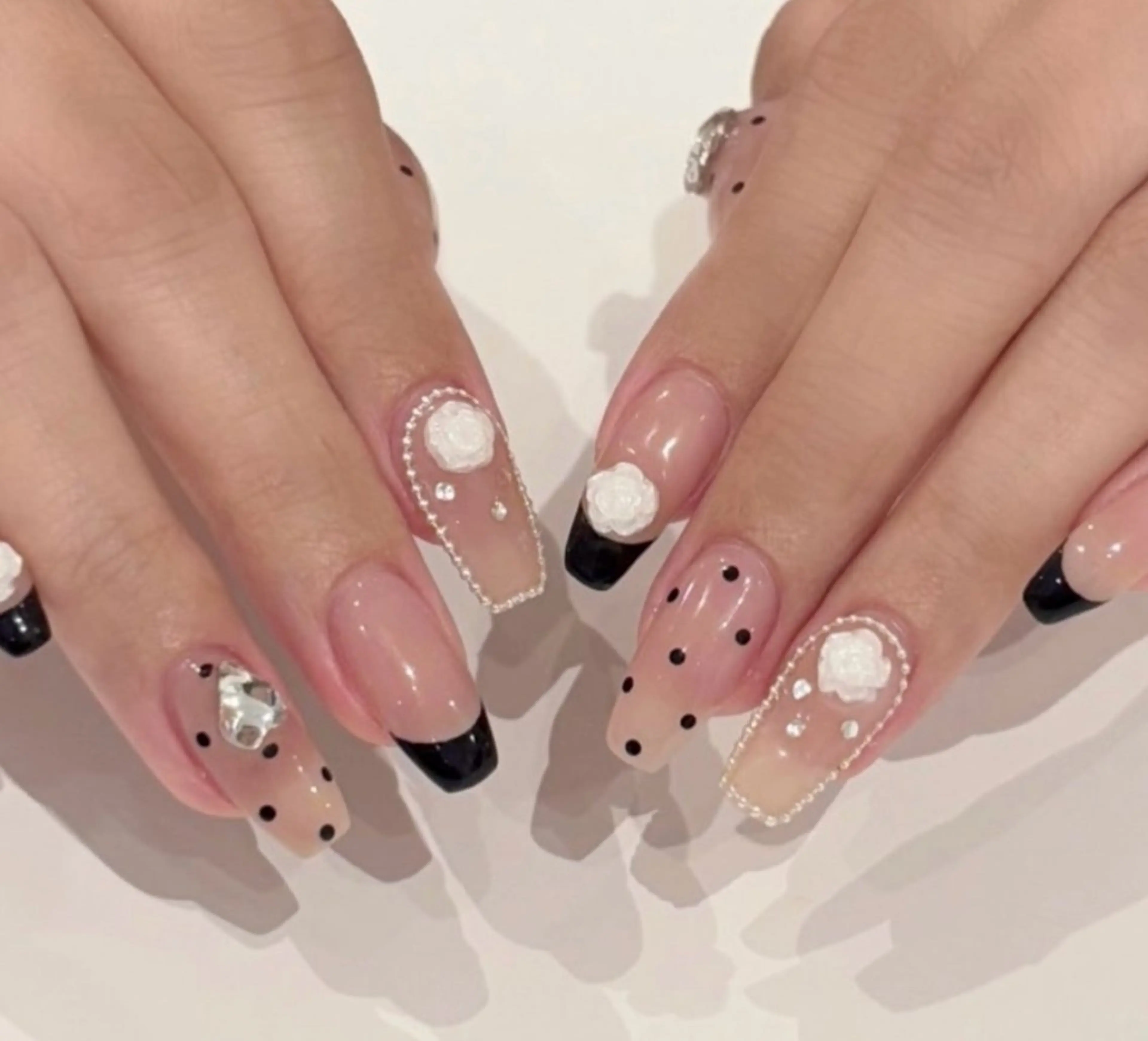 ネイル フレンチネイル ジェルネイル ガラスフレンチ キラキラネイル ロングネイル ハンドネイル Queeens nailのネイルデザイン