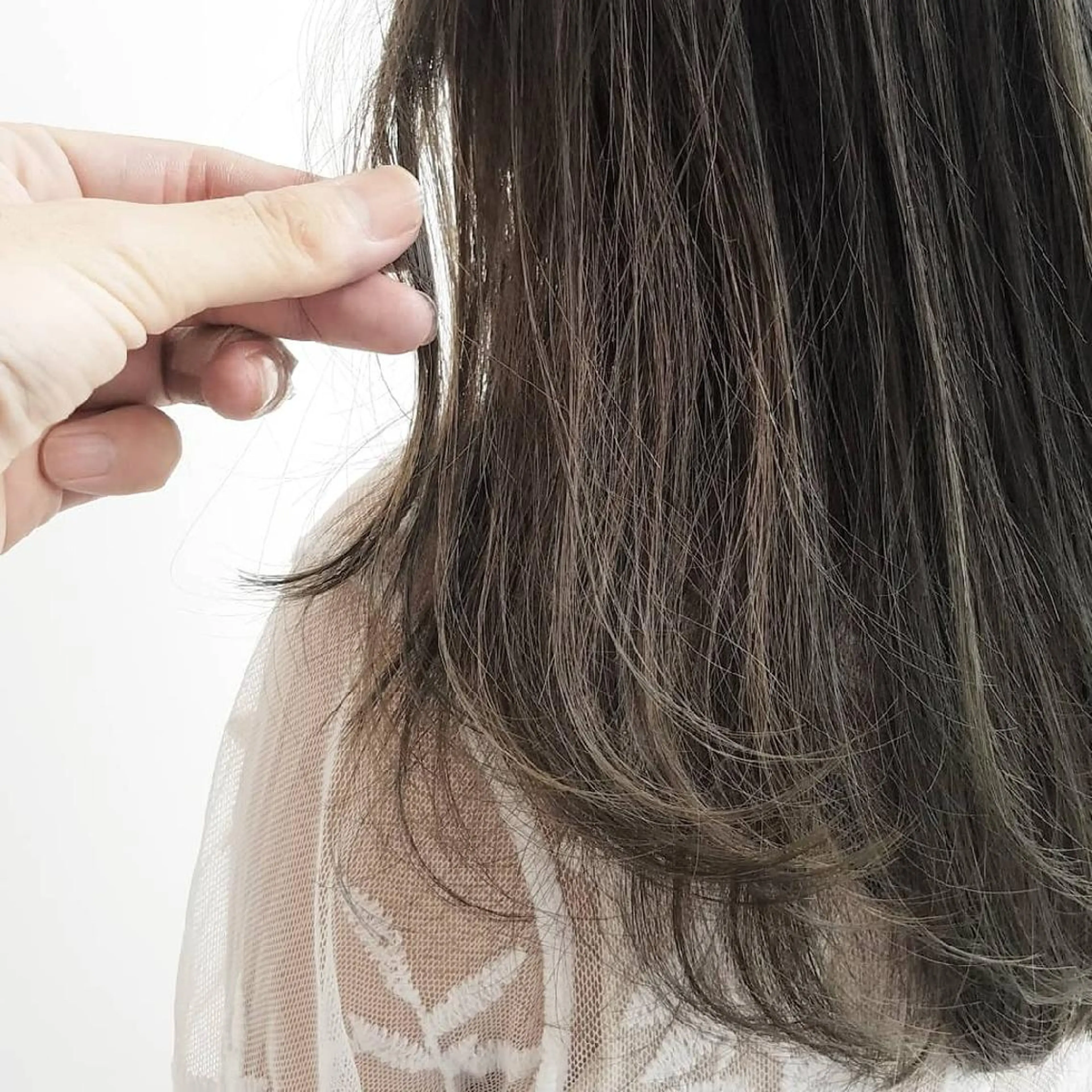 ミディアム カラー アッシュ ベージュカラー iplus まつげ、眉毛、耳つぼのマツエク・マツパデザイン