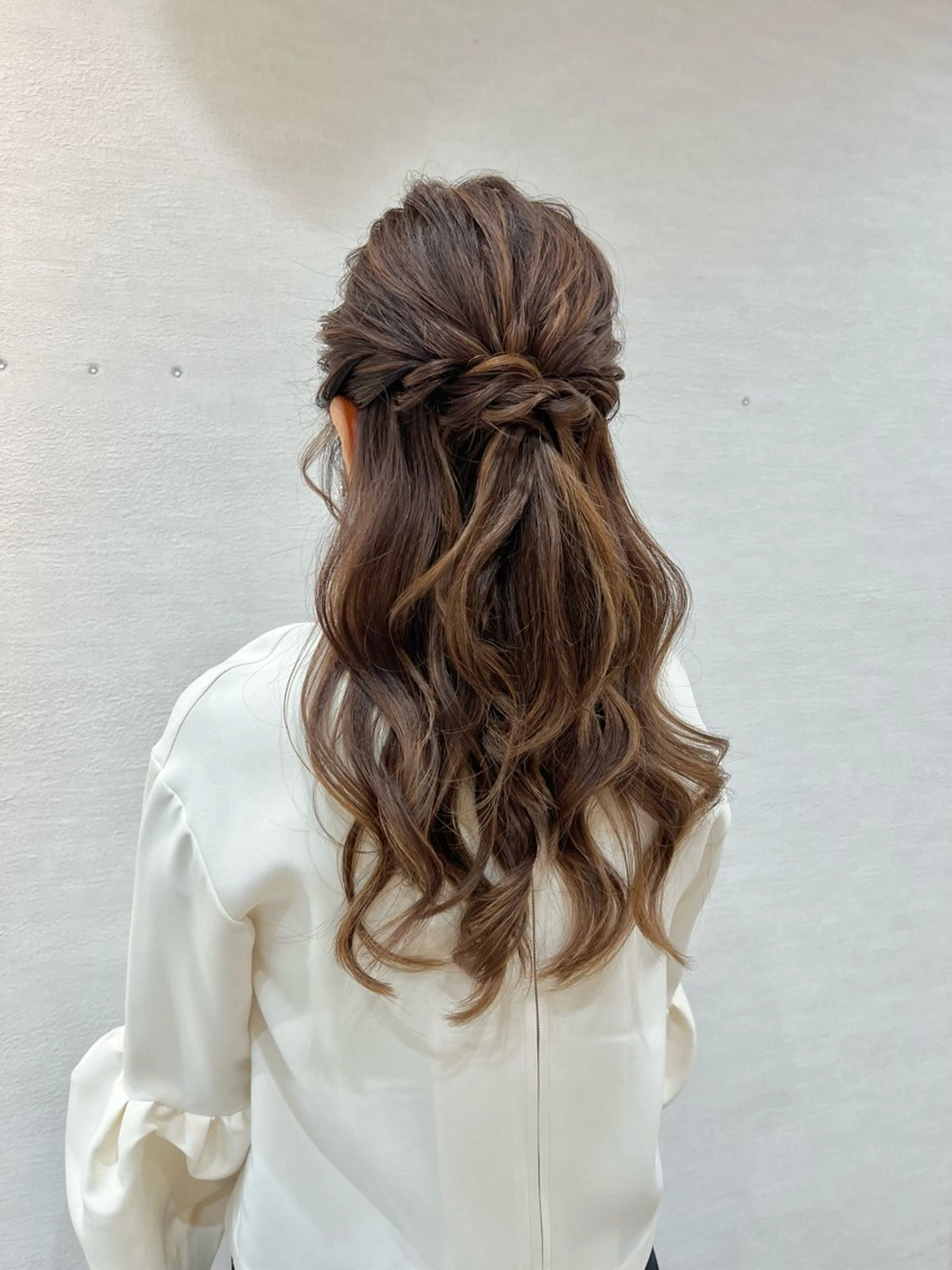 簡単ヘアアレンジ(ハーフアップ、シニョン、ローポニーなど)の写真