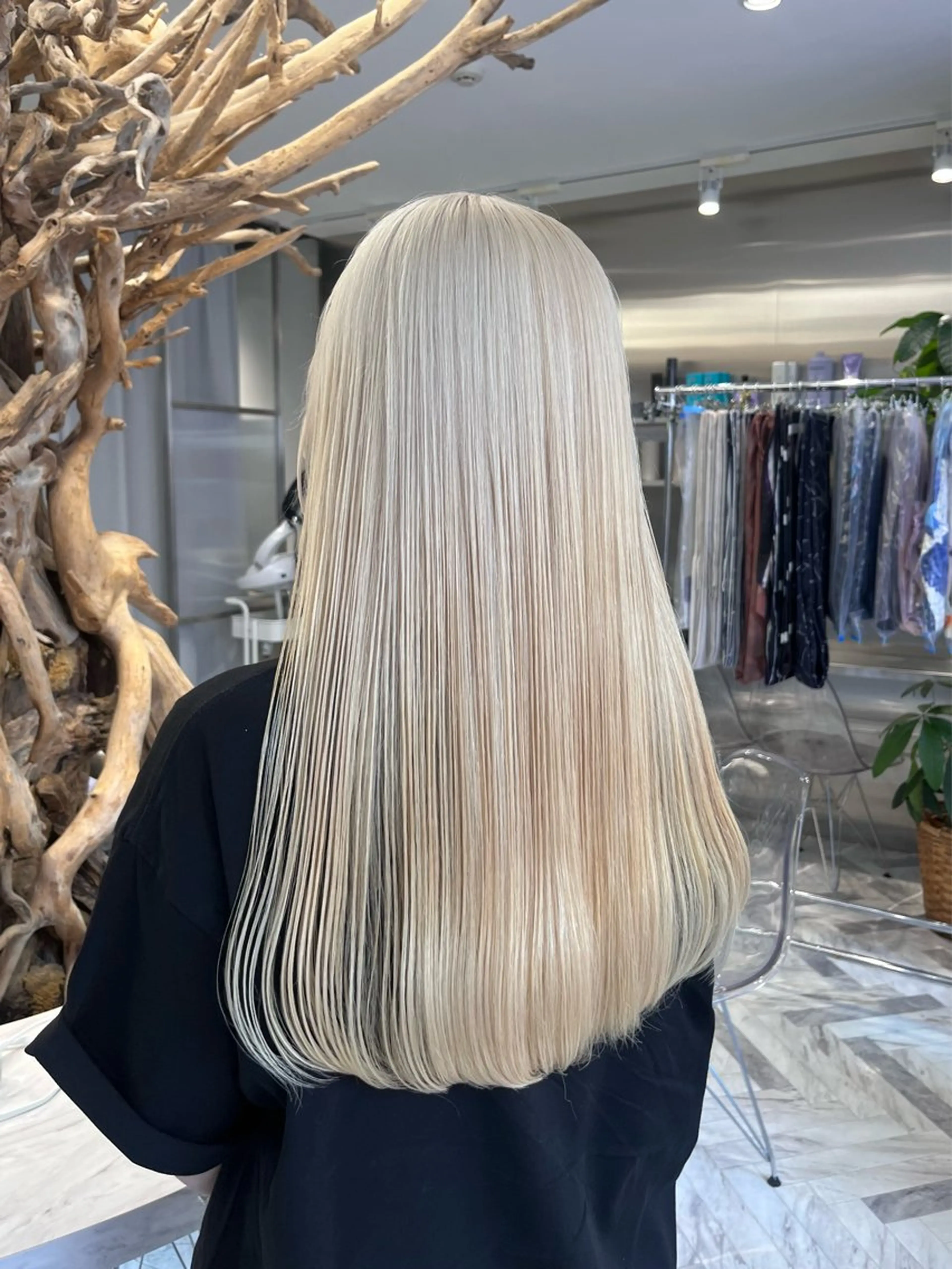 ロング カラー ヘアアレンジ 抜きっぱなしブロンド ブロンド ハイトーンカラー ホワイトブロンド ロング ヘアカラー mai🤍縮毛酸性ス トレート/アイリストのヘアスタイル