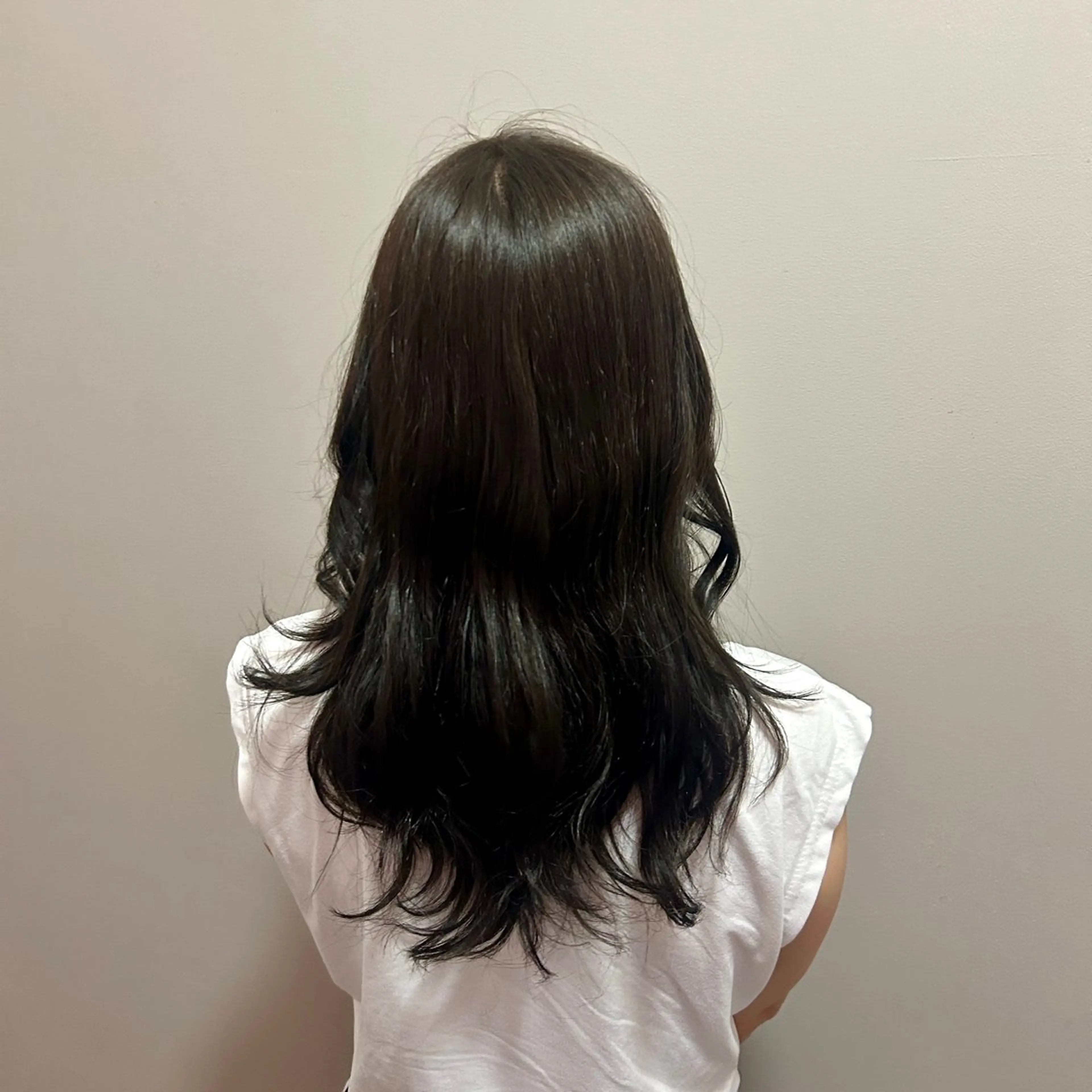 セミロング カラー ベージュカラー オリーブベージュ 岡本 妃麗のヘアスタイル