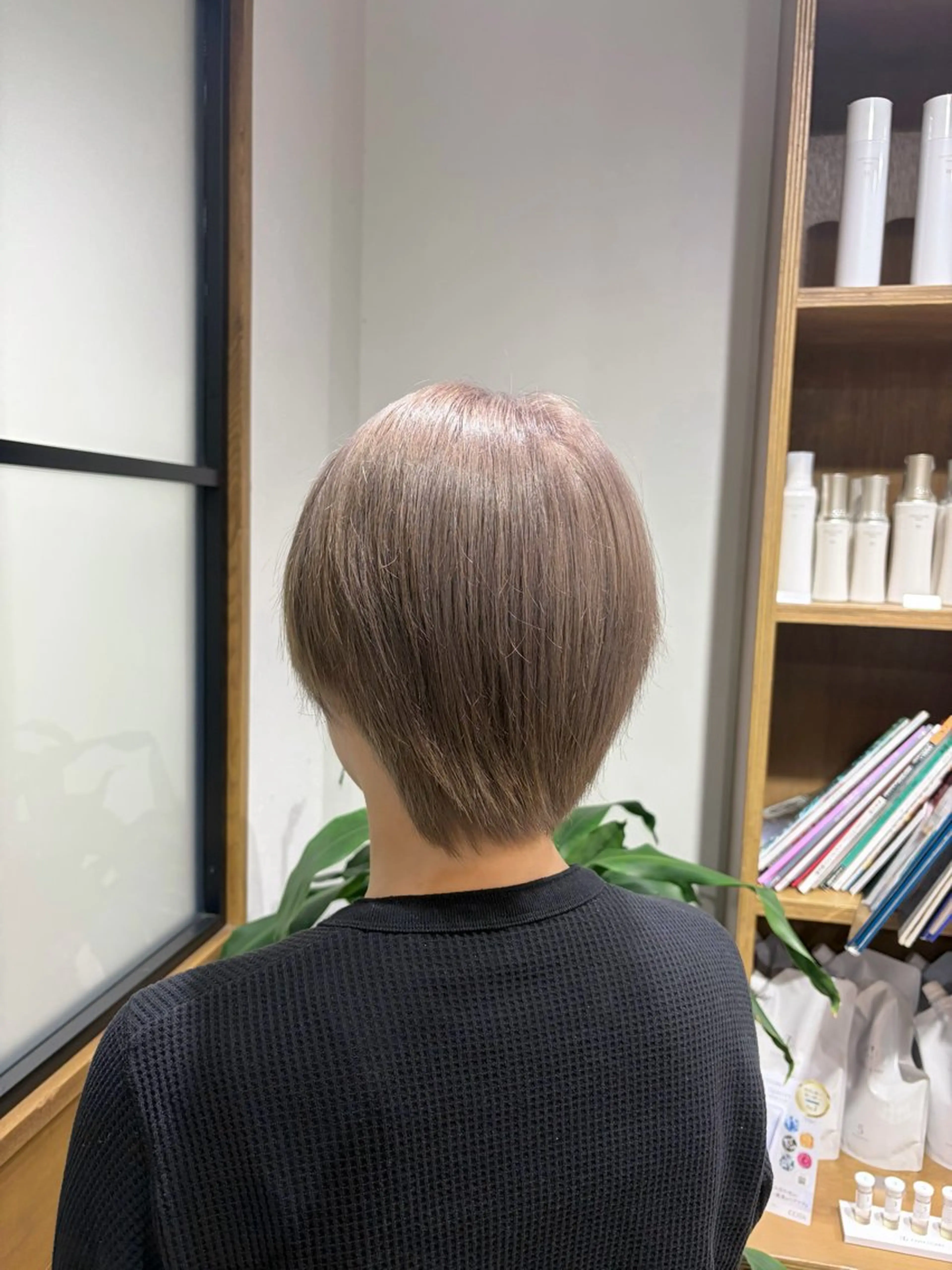 ショート カラー ブリーチ グレージュ ミルクティーグレージュ ヘアカラー みうら しずく🪐のヘアスタイル