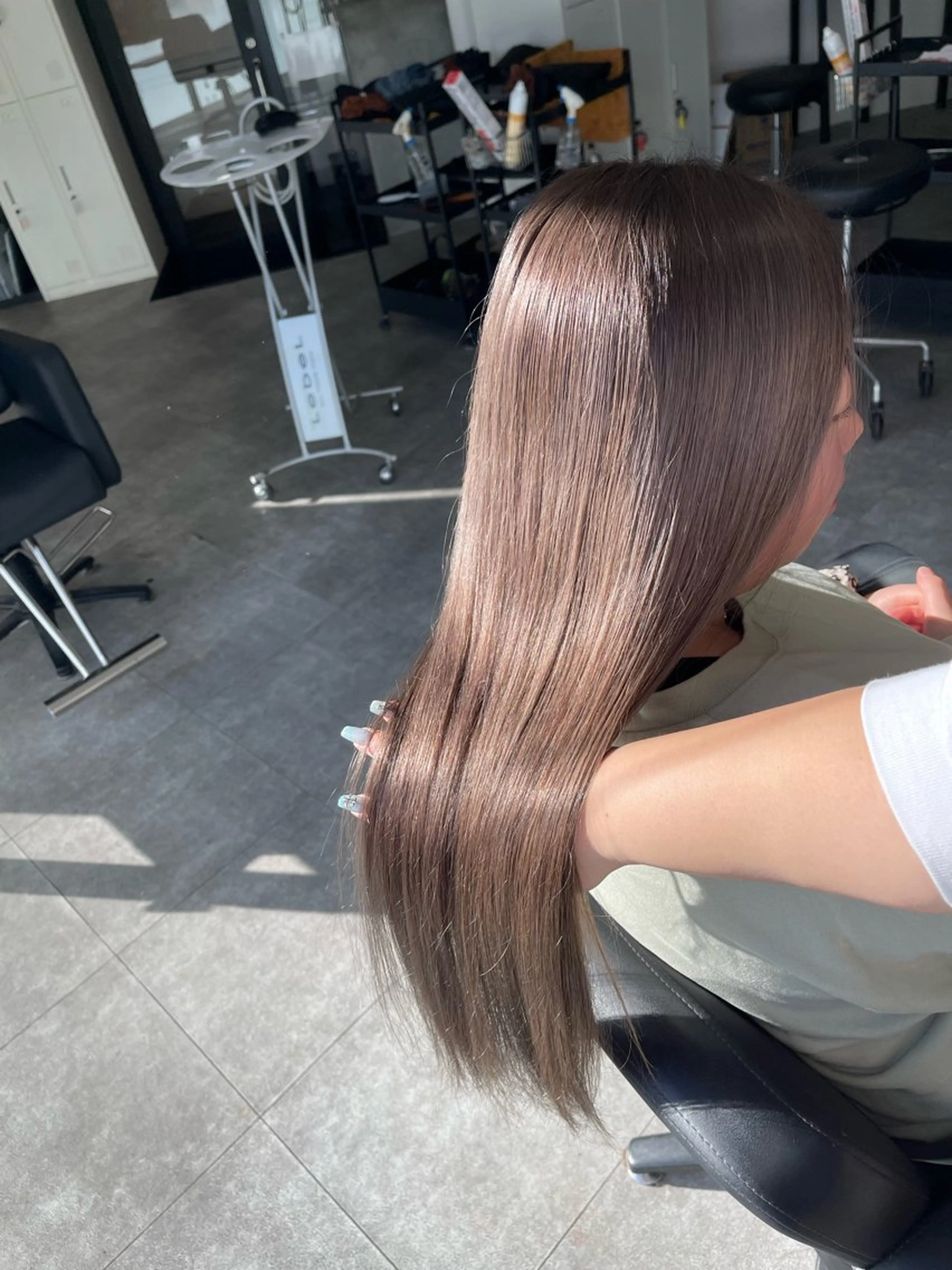 セミロング カラー ベージュカラー ブリーチ縮毛矯正 LAFFYuiのヘアスタイル