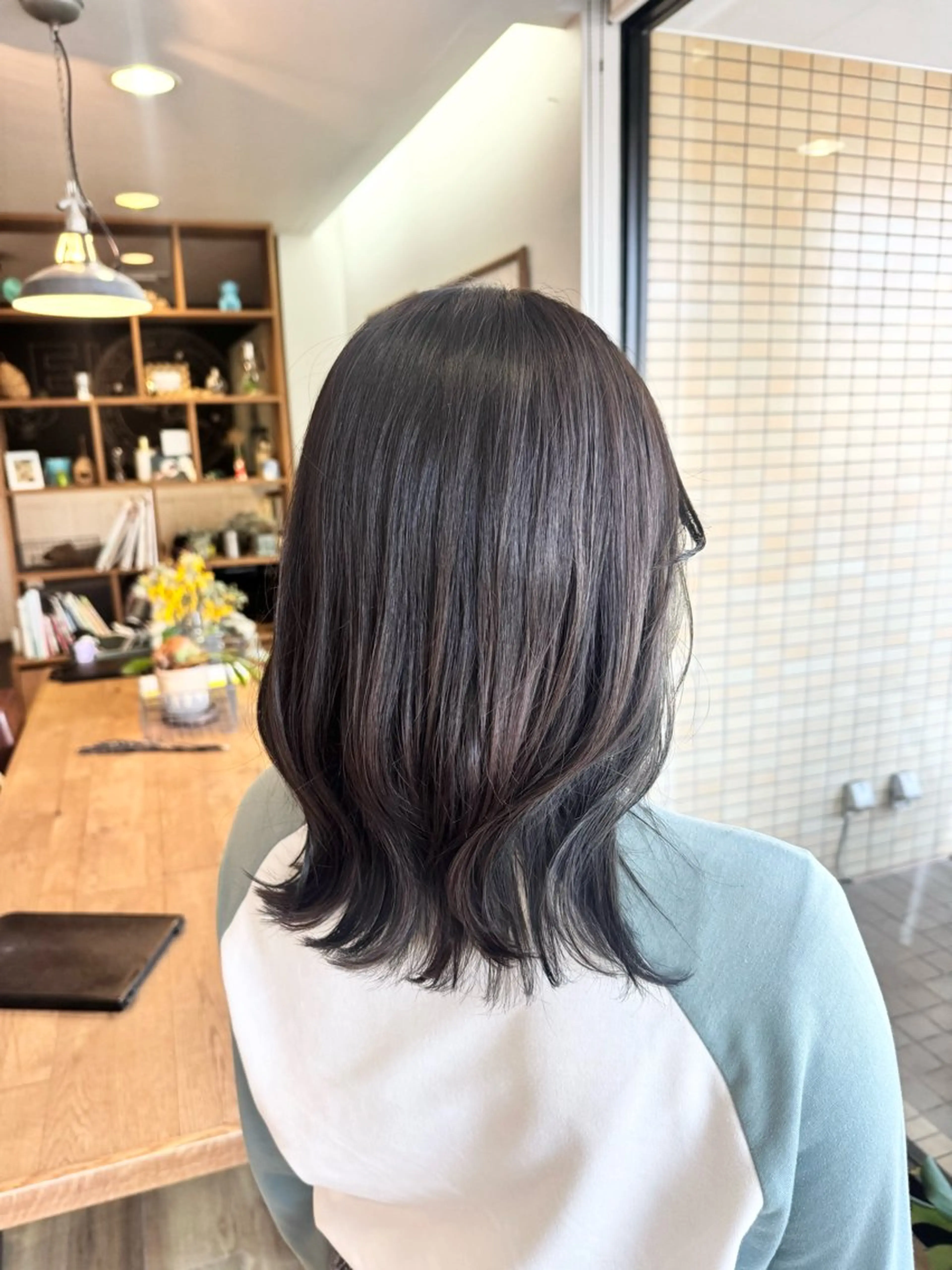 セミロング カラー アッシュ アッシュグレー ツキダテ ユイのヘアスタイル