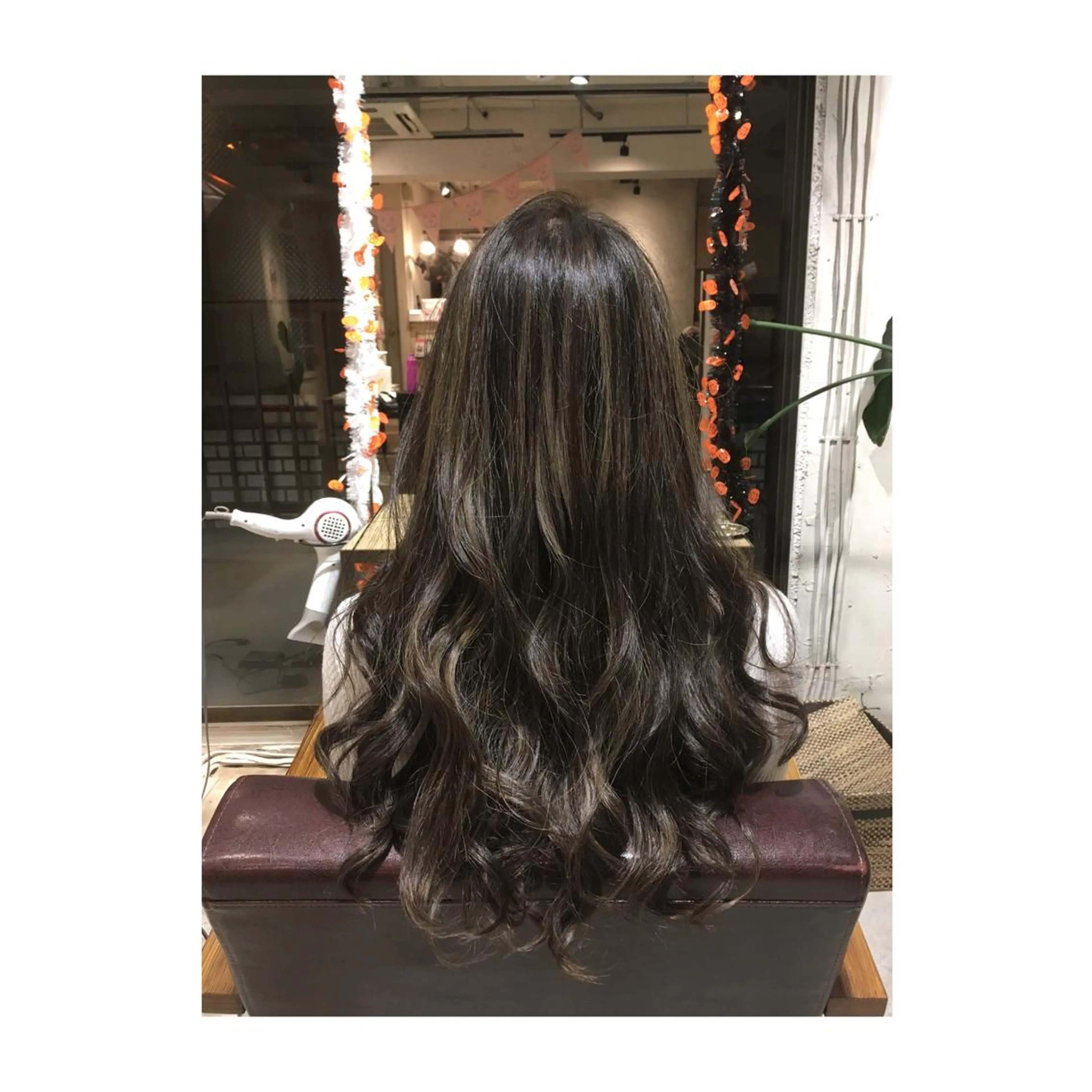 ミディアム セミロング ロング カラー パーマ グレージュ ハイライトカラー ハイライト アオガミ （前髪顔周りカット）のヘアスタイル