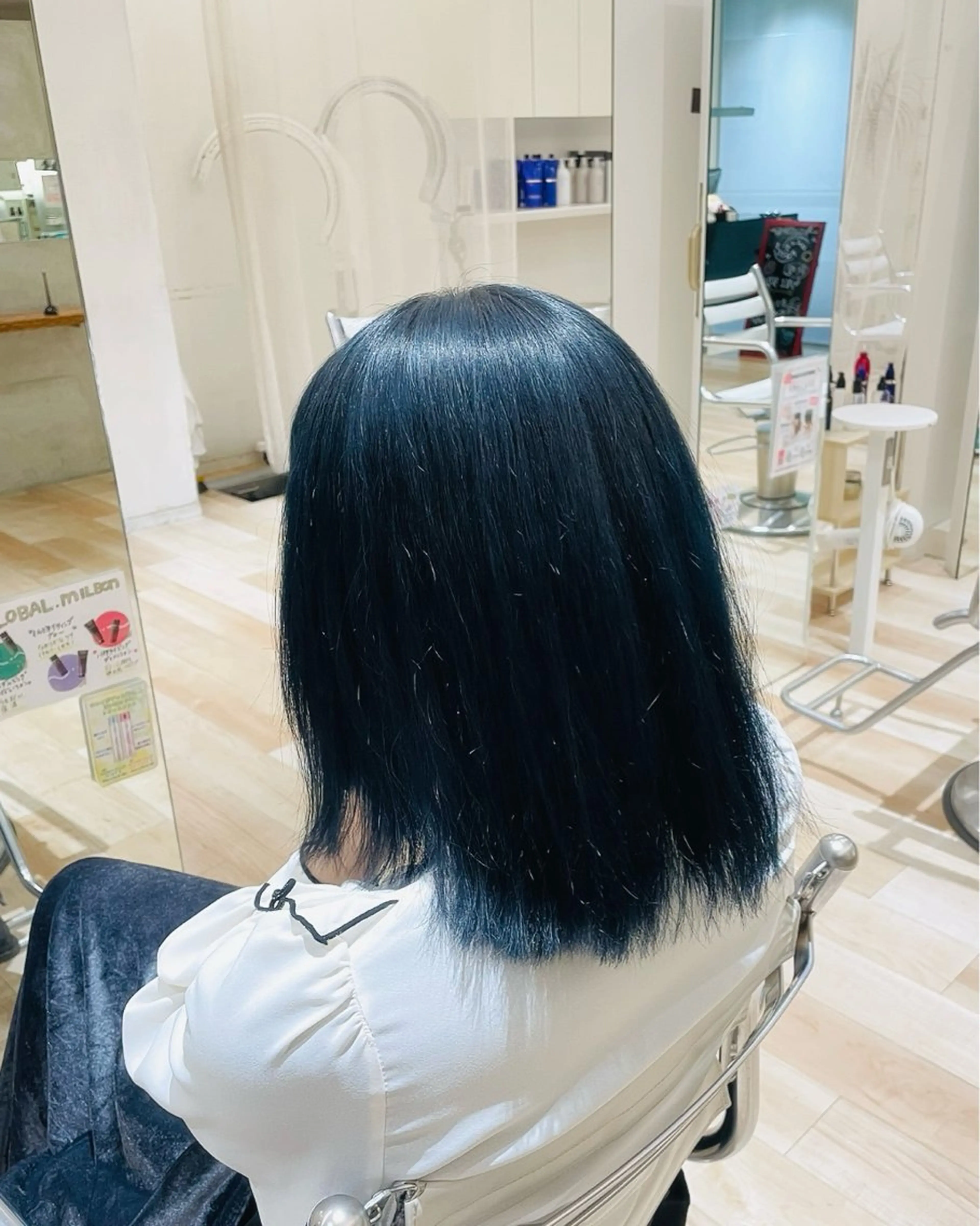 カラー ブリーチ ネイビーカラー 成海 ありさのヘアスタイル
