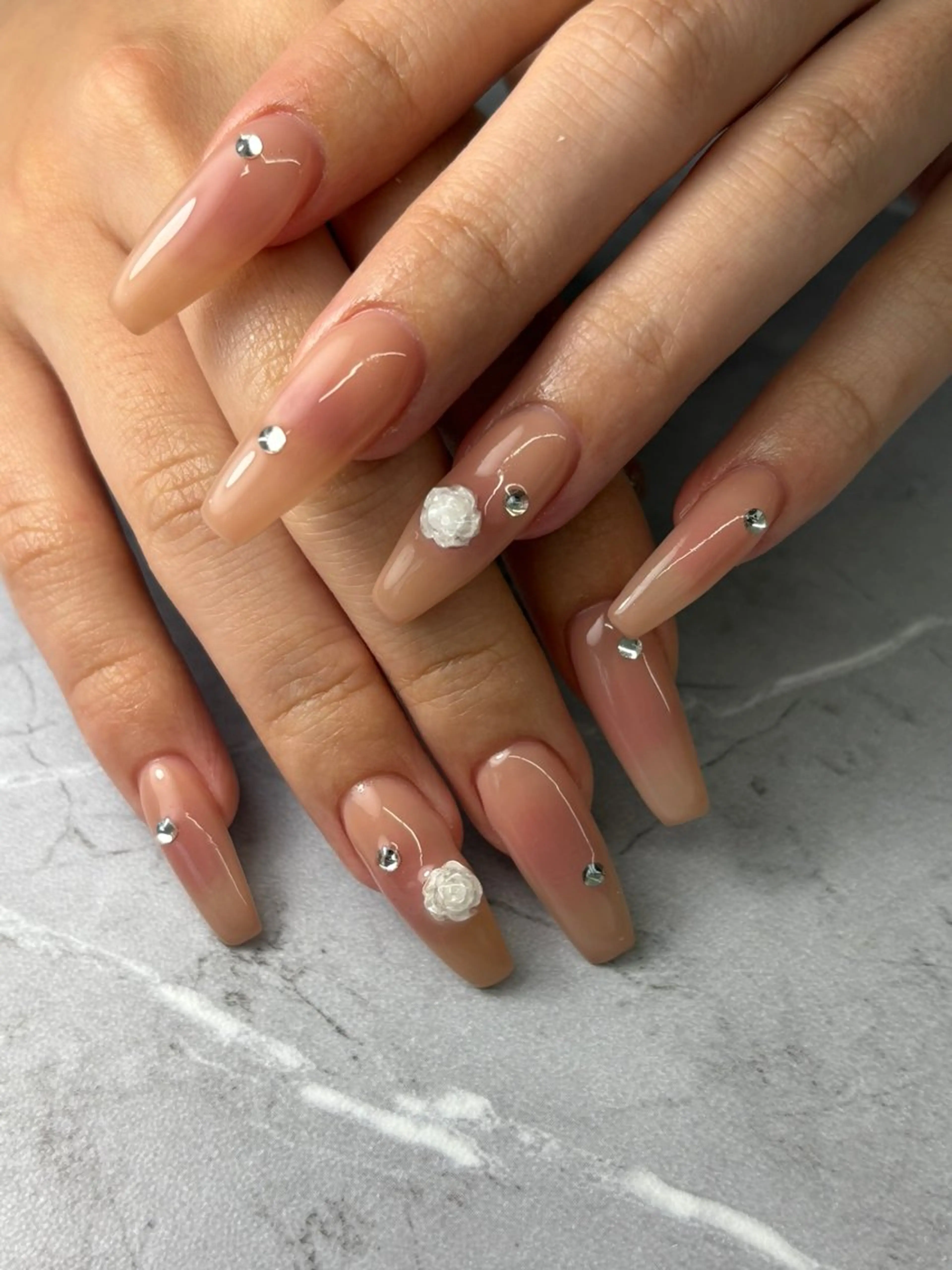 ネイル 【UNE.】 長さだしフィルインのネイルデザイン