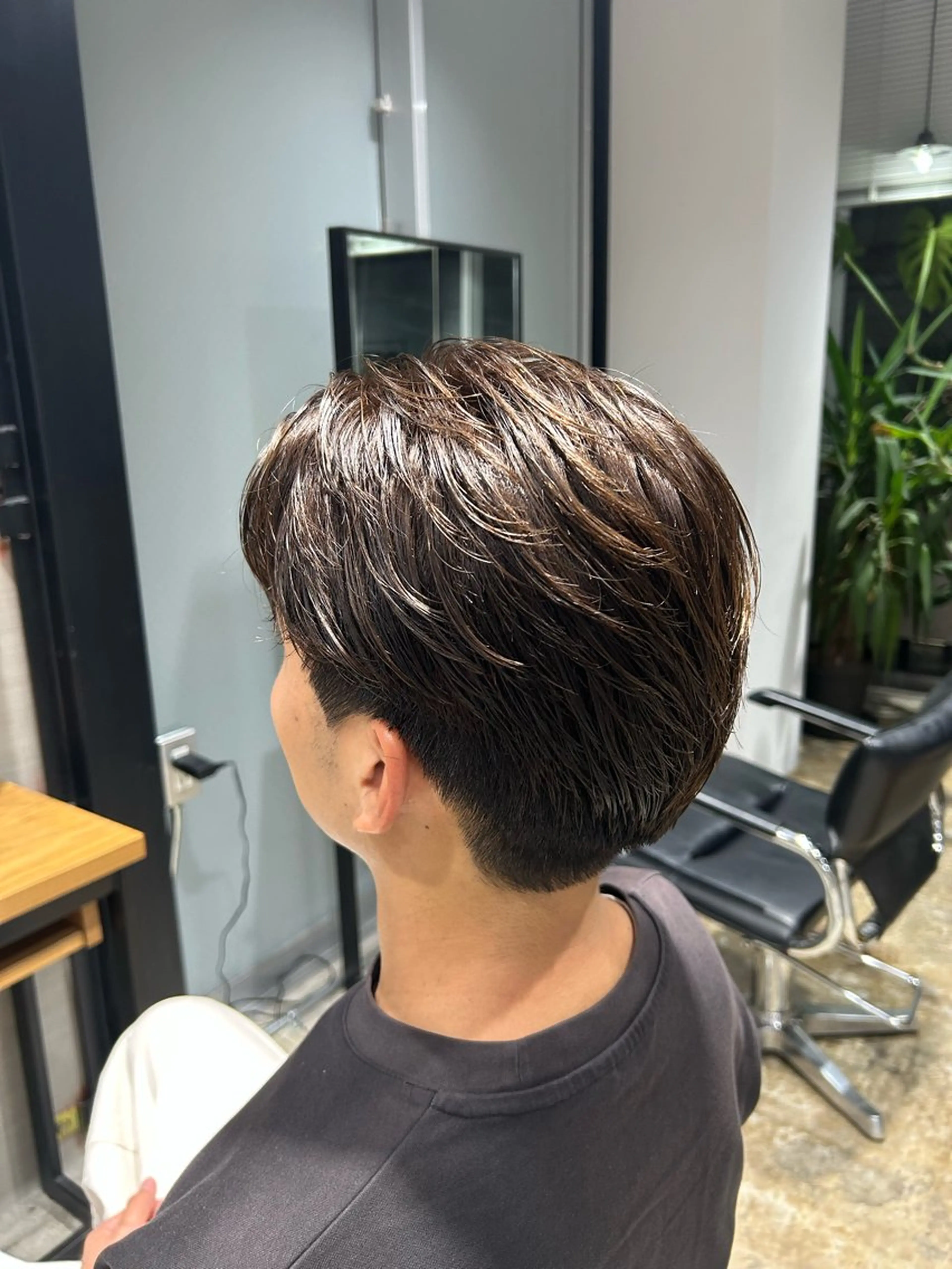 ショート カラー メンズ メンズブリーチ ビジネス ダウンパーマ フェードカット フェザーパーマ ナチュラルカラー ブリーチなし　あんりのヘアスタイル
