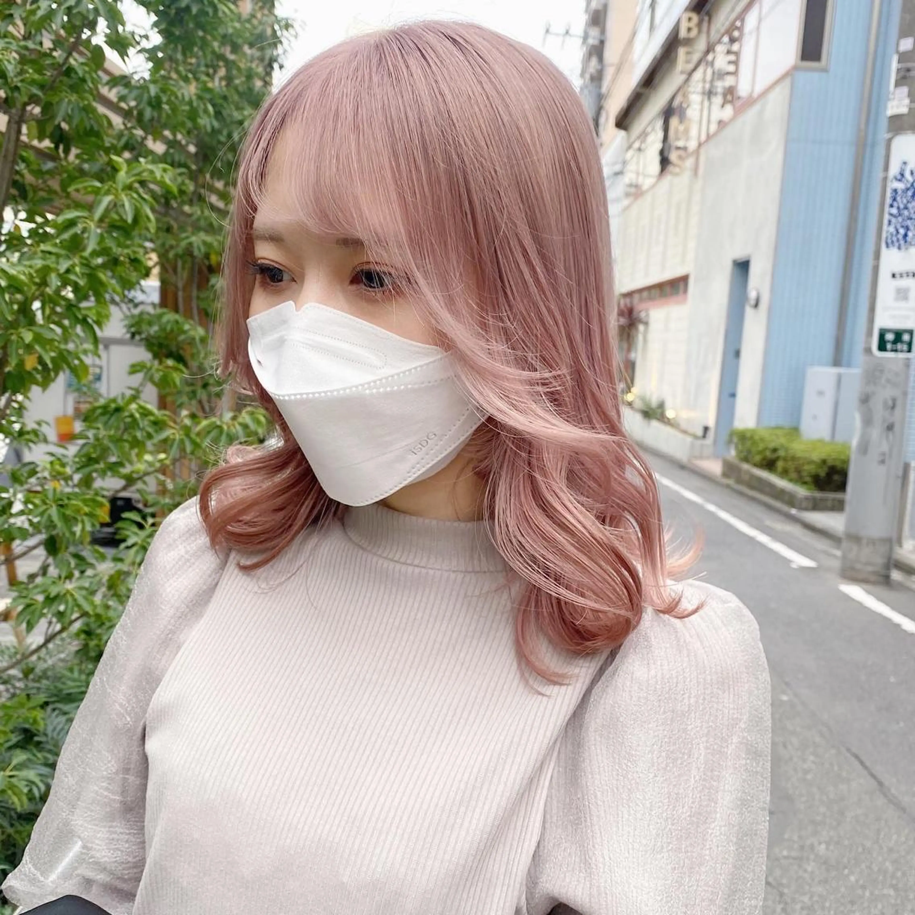 ミディアム 顔まわりレイヤー レイヤーカット Flamme Annaのヘアスタイル