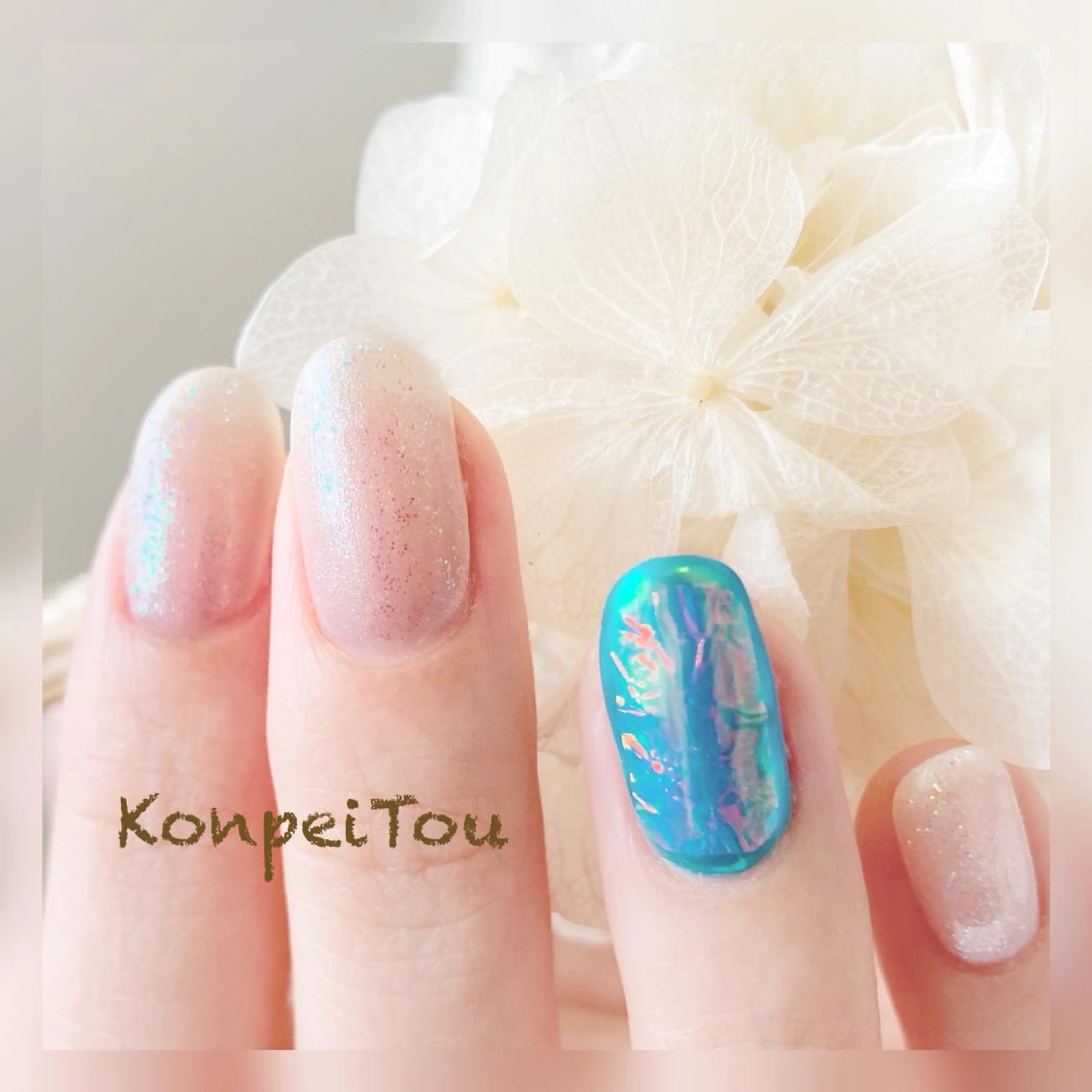 ネイル オーロラネイル ブルー ラメ(グリッター) ホワイト おうちのネイルサロン　konpeiTou〜こんぺいとう〜所属・おうちのネイルサロン KonpeiTouのネイルデザイン