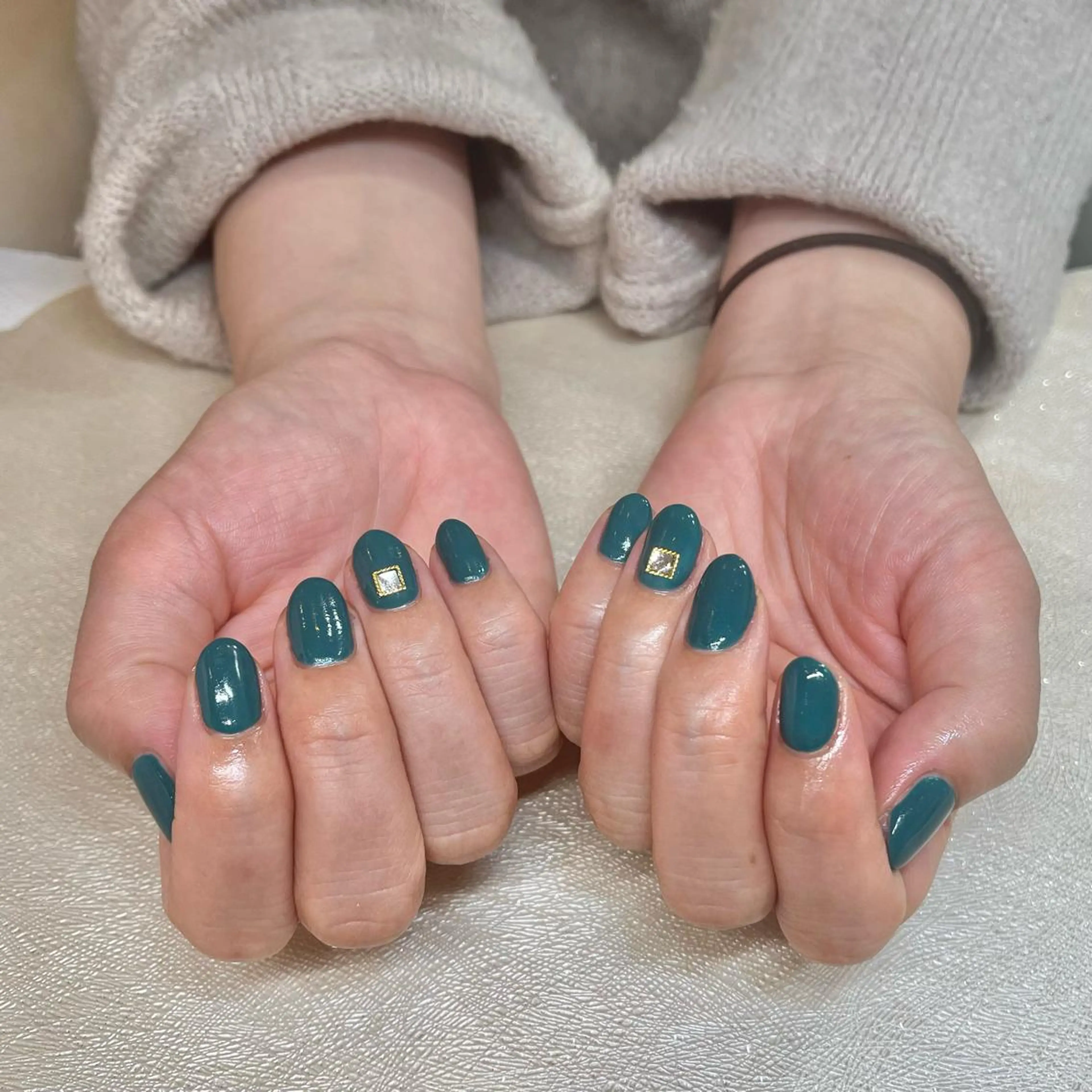 ネイル グリーン ワンカラーネイル シンプルネイル ストーンネイル Vogustys Nail 山田のネイルデザイン