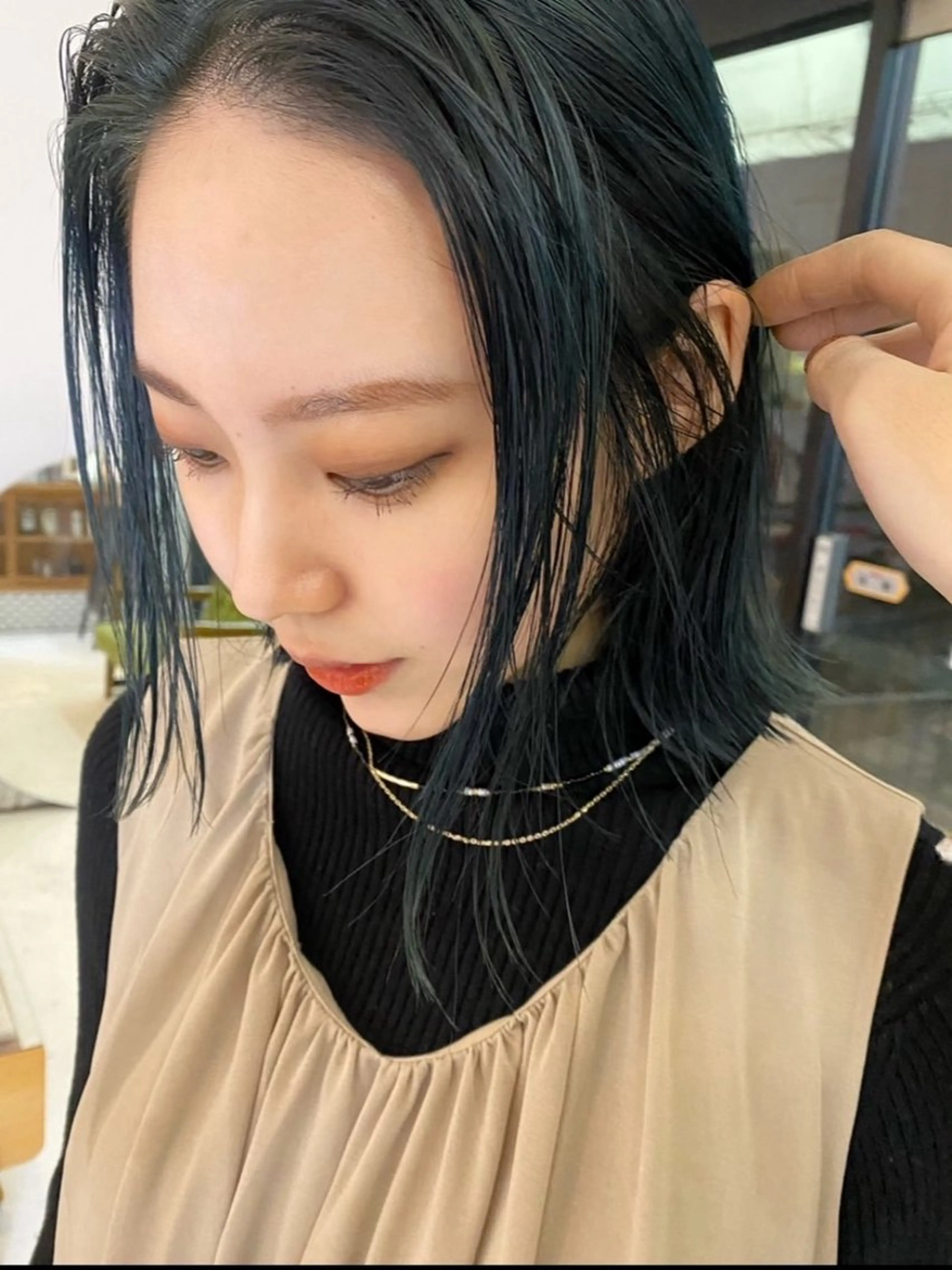 ミディアム カラー ブリーチ ブルーカラー shui/艶カラー ／柔らかストレートのヘアスタイル