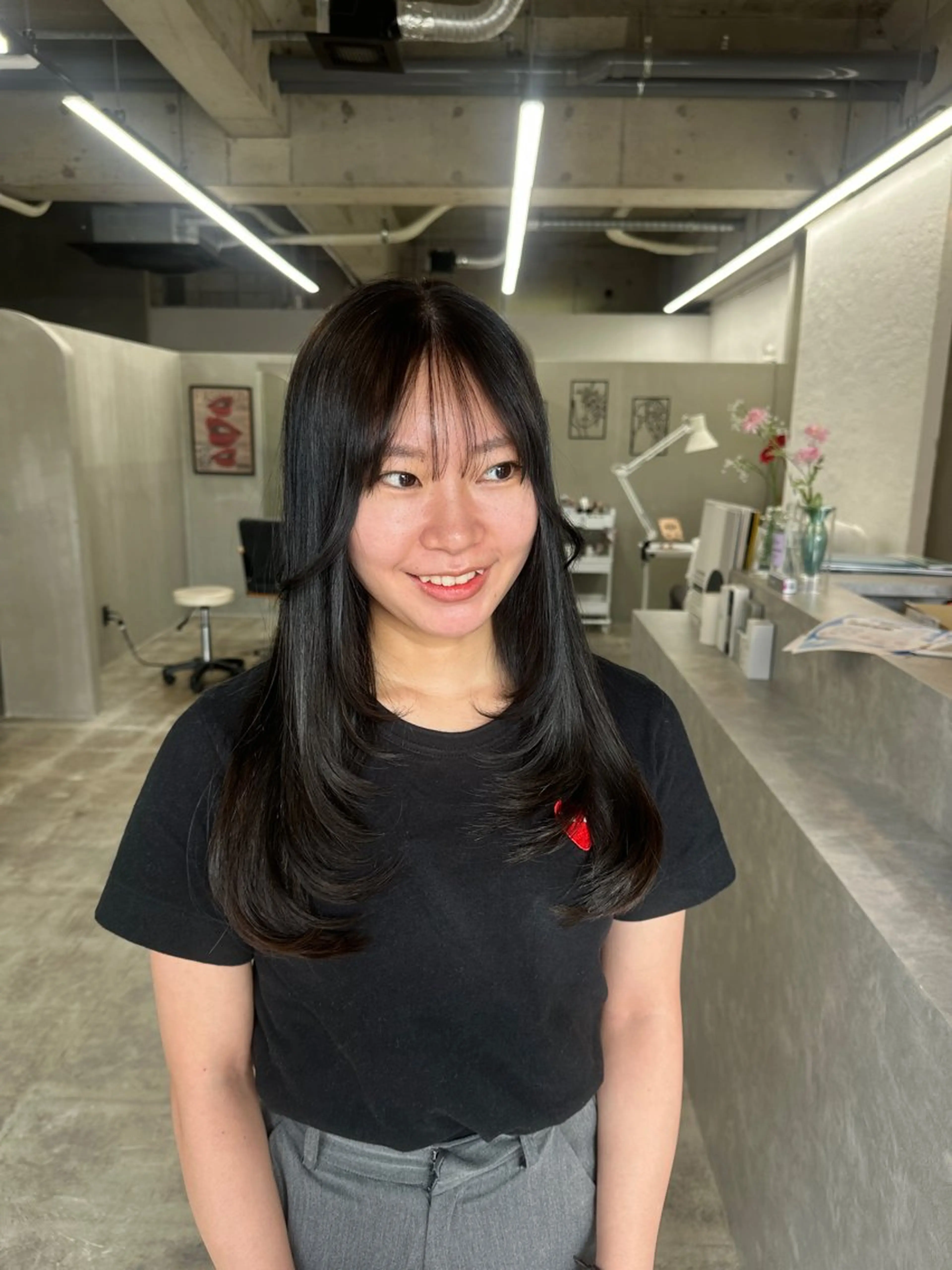 ミディアム 顔まわりレイヤー 顔周りカット レイヤーカット カット ヘアカラー トリートメント miloc MOMOKAのヘアスタイル