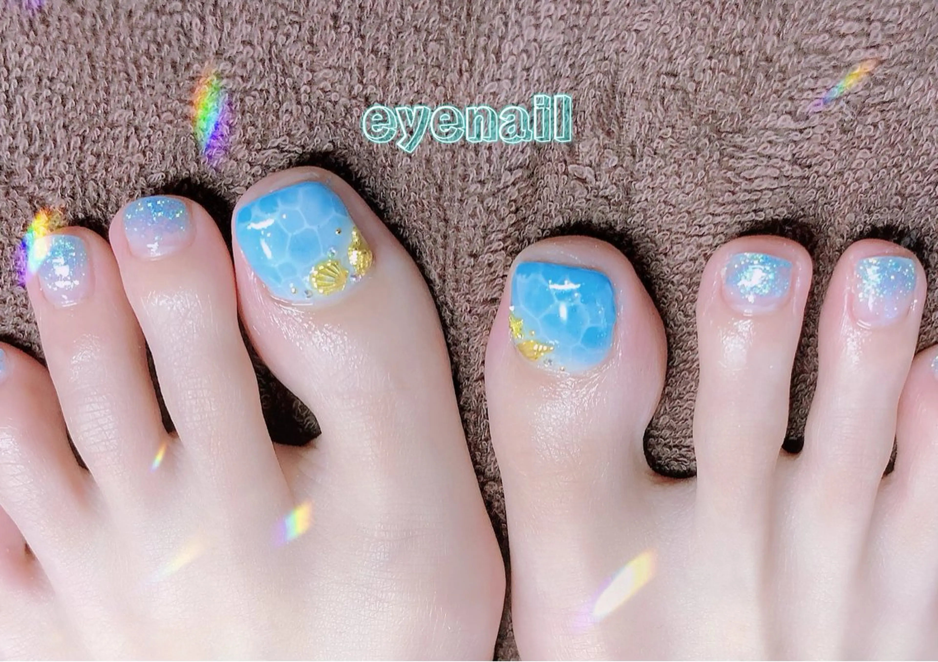 ネイル ブルー フットネイル ジェルネイル ラメ(グリッター) ラメグラデーション フットネイル Eye nailのネイルデザイン