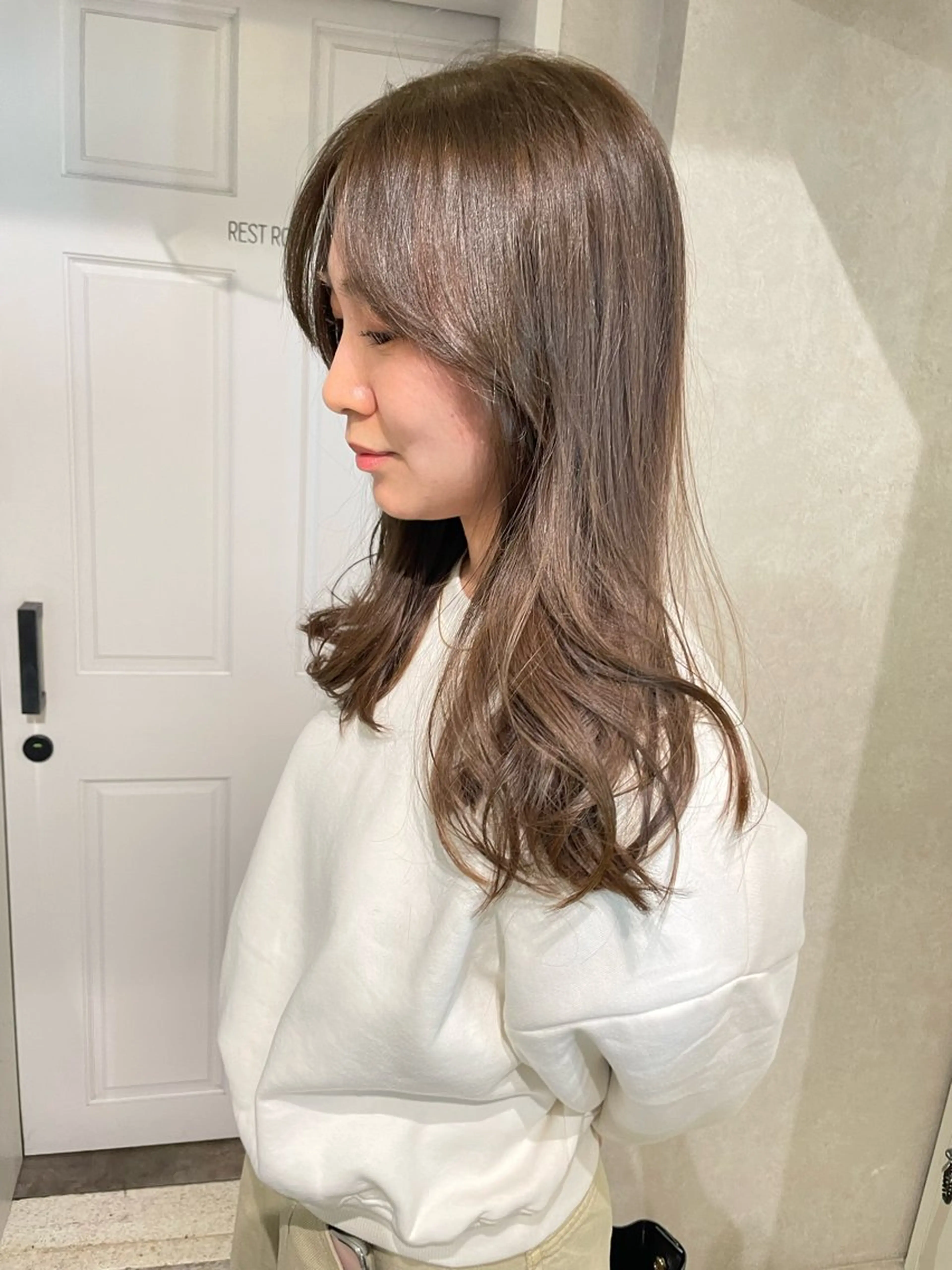 セミロング カラー ブリーチ ダブルカラー グレージュ ブリーチなしカラー オリーブグレージュ ヘアカラー ナチュラル透明感🌱 小山美樹子のヘアスタイル