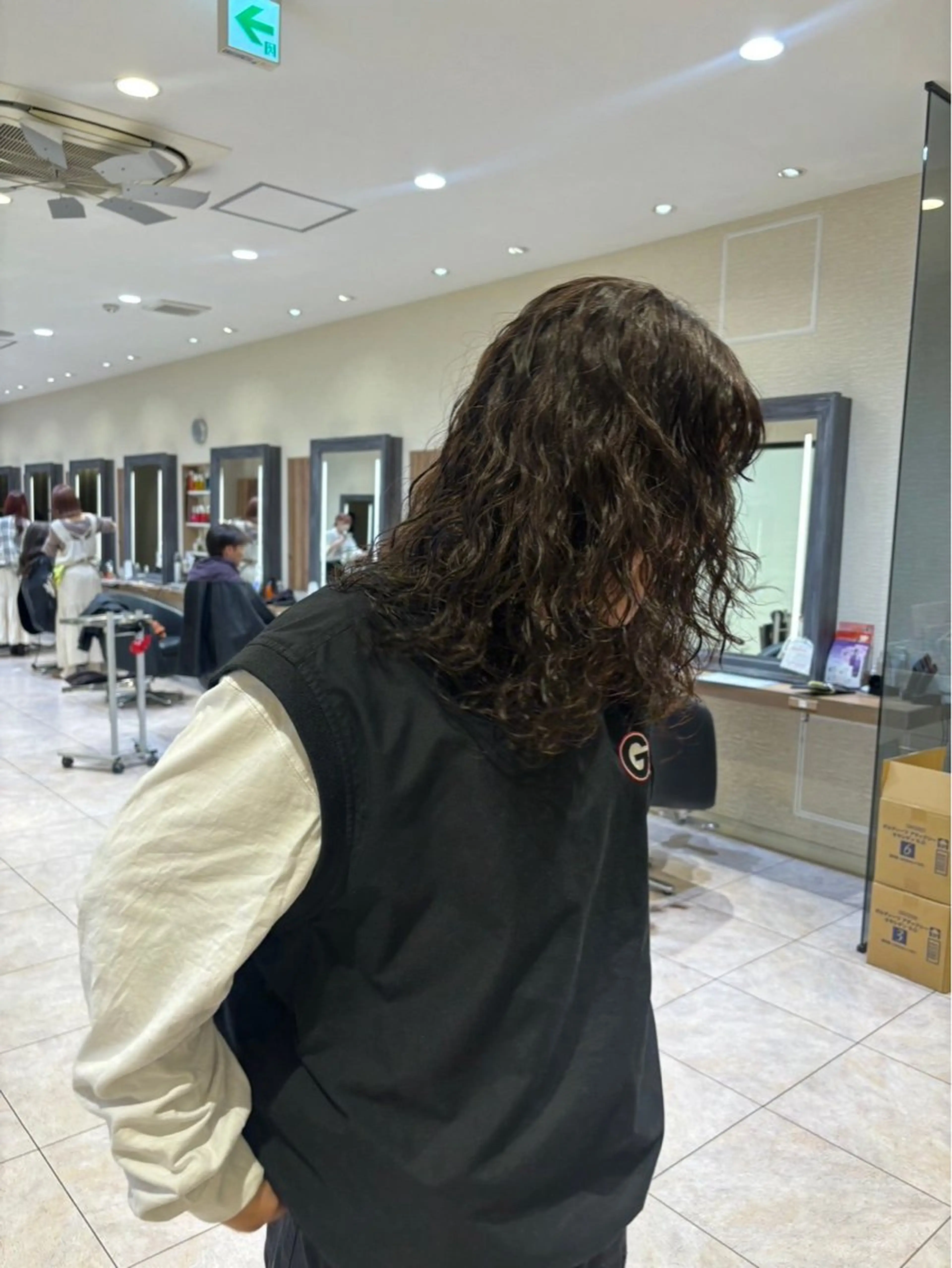 パーマ×レイヤー| カラー カホ🪩🤍のヘアスタイル