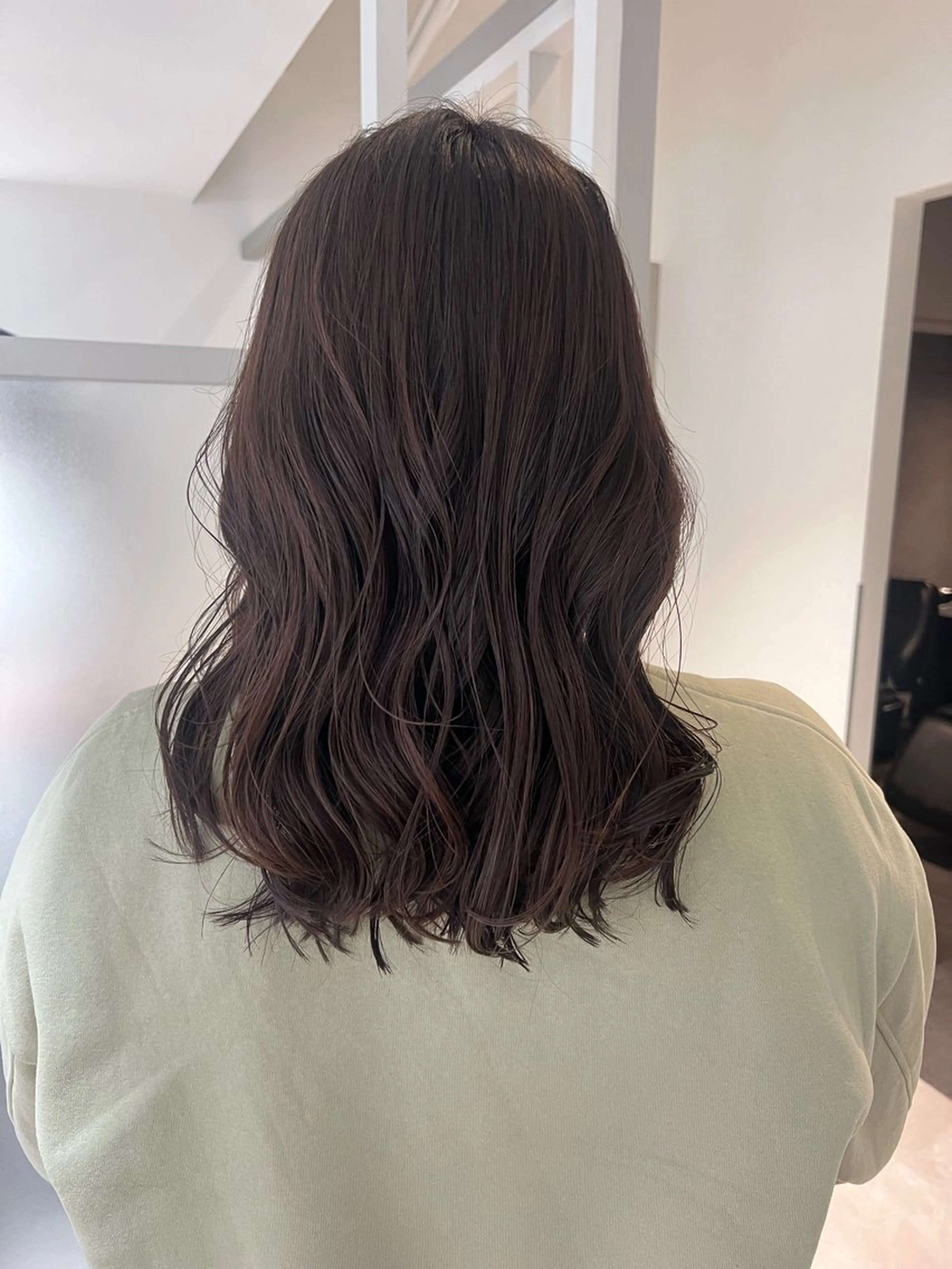 ミディアム カラー ブラウンカラー 透明感カラー くすみブラウン 暗髪カラー🫐パーマ おくだりんかのヘアスタイル