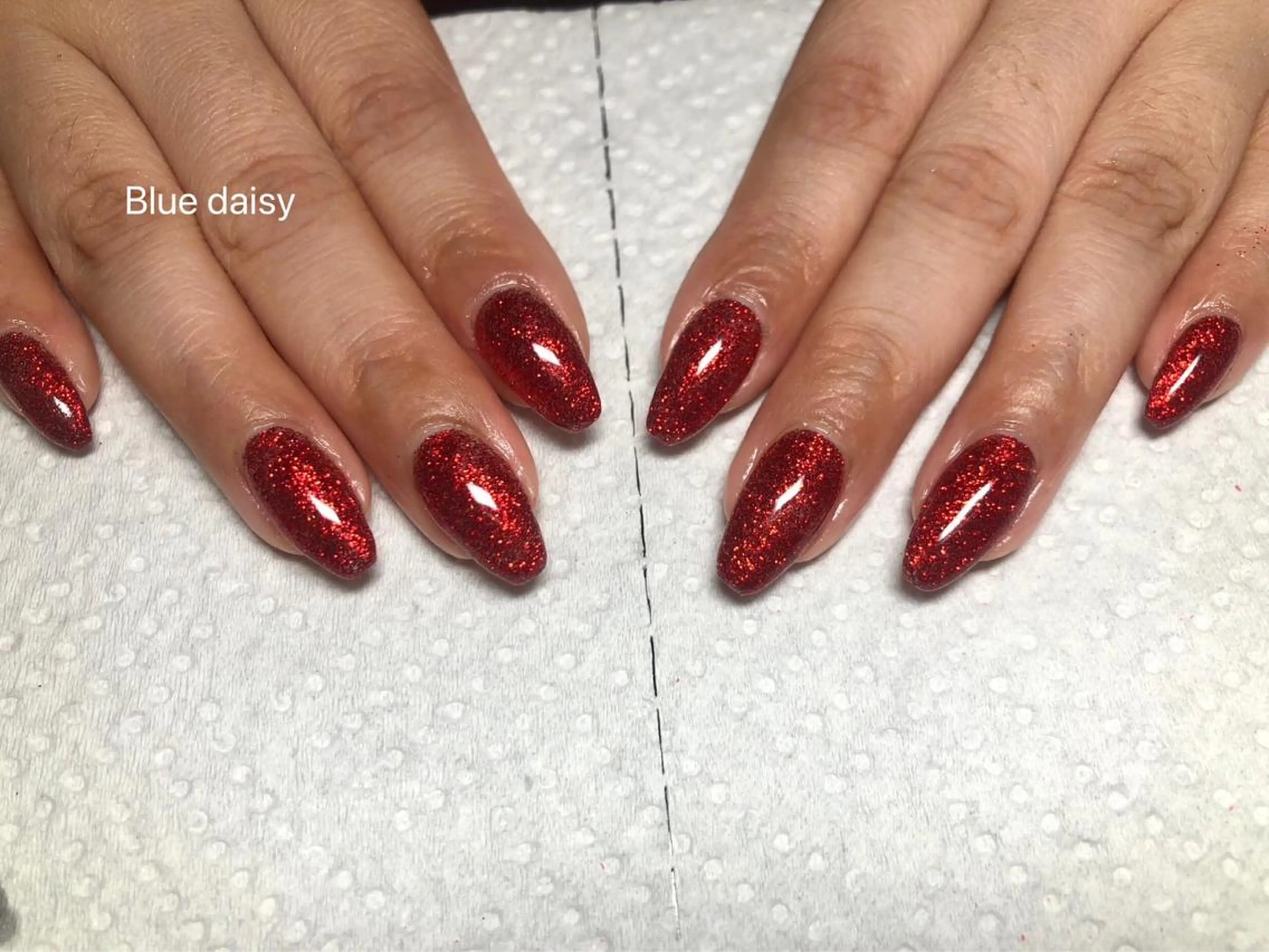 ネイル ラメ(グリッター) 赤色 Blue daisy 栄本店のネイルデザイン