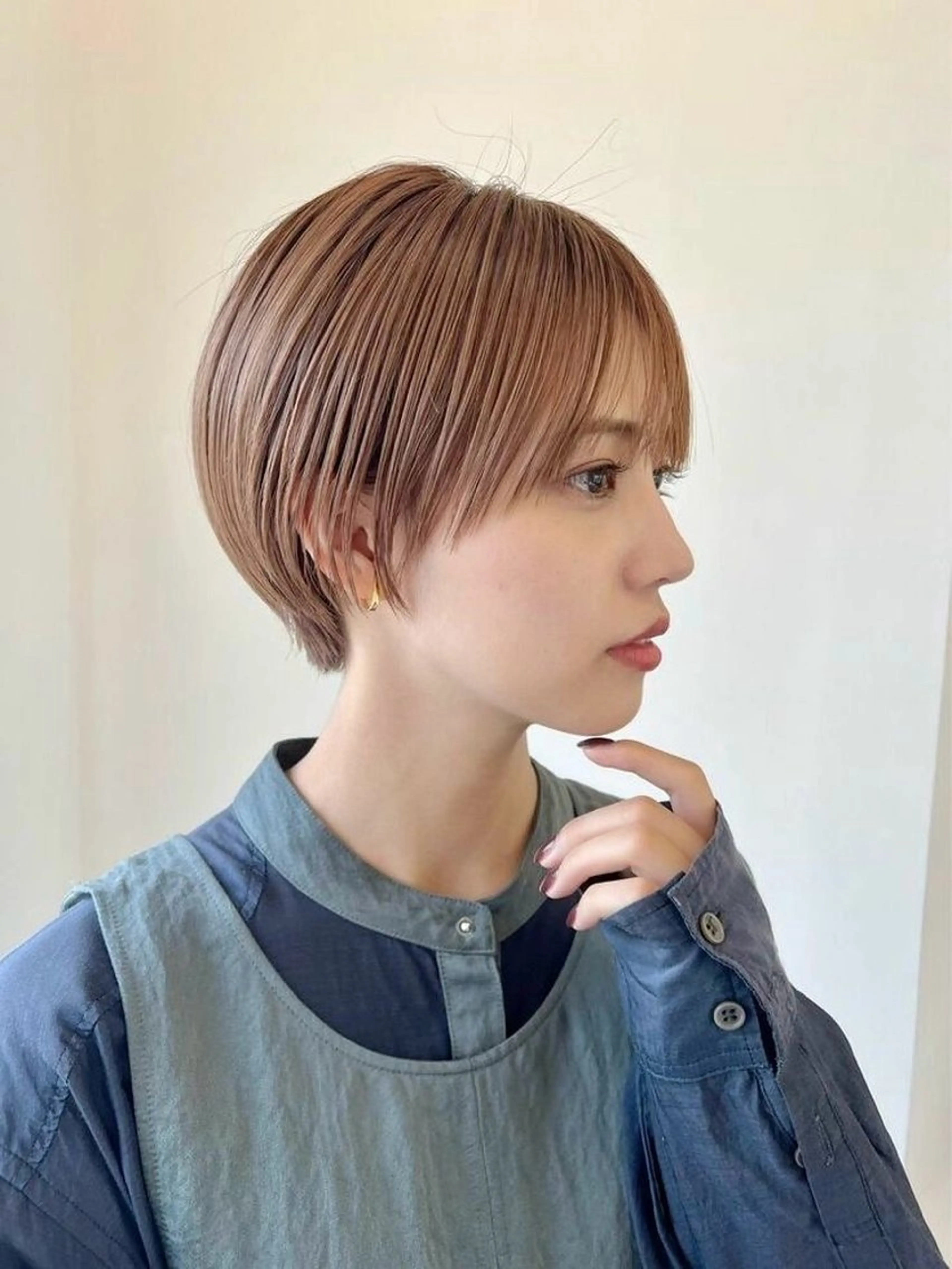 ショート ショートヘア サキ🤍ハイトーン 🩰くびれ巻きヘアのヘアスタイル